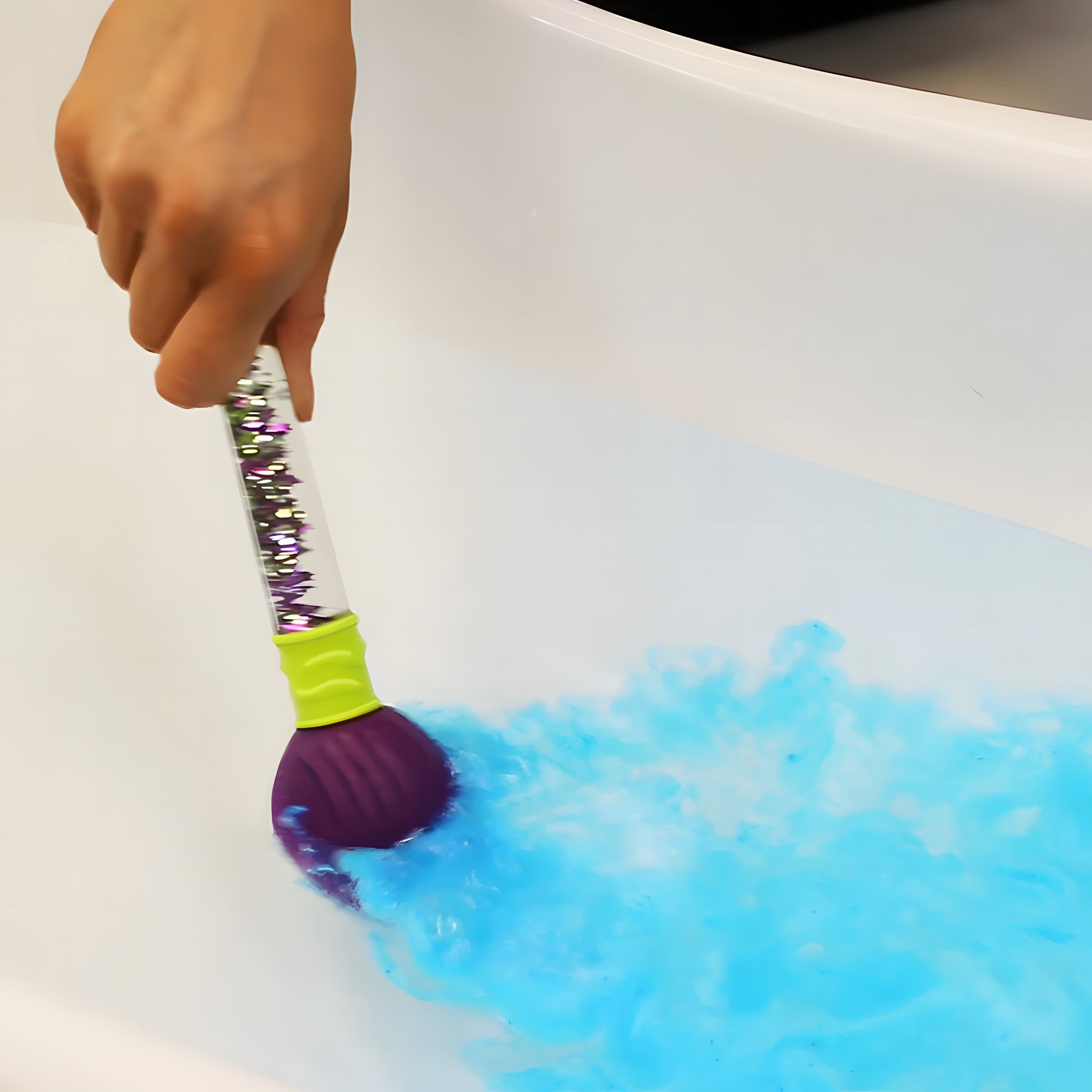 Kind malt mit Magic Brush bunte Wirbel ins Bad