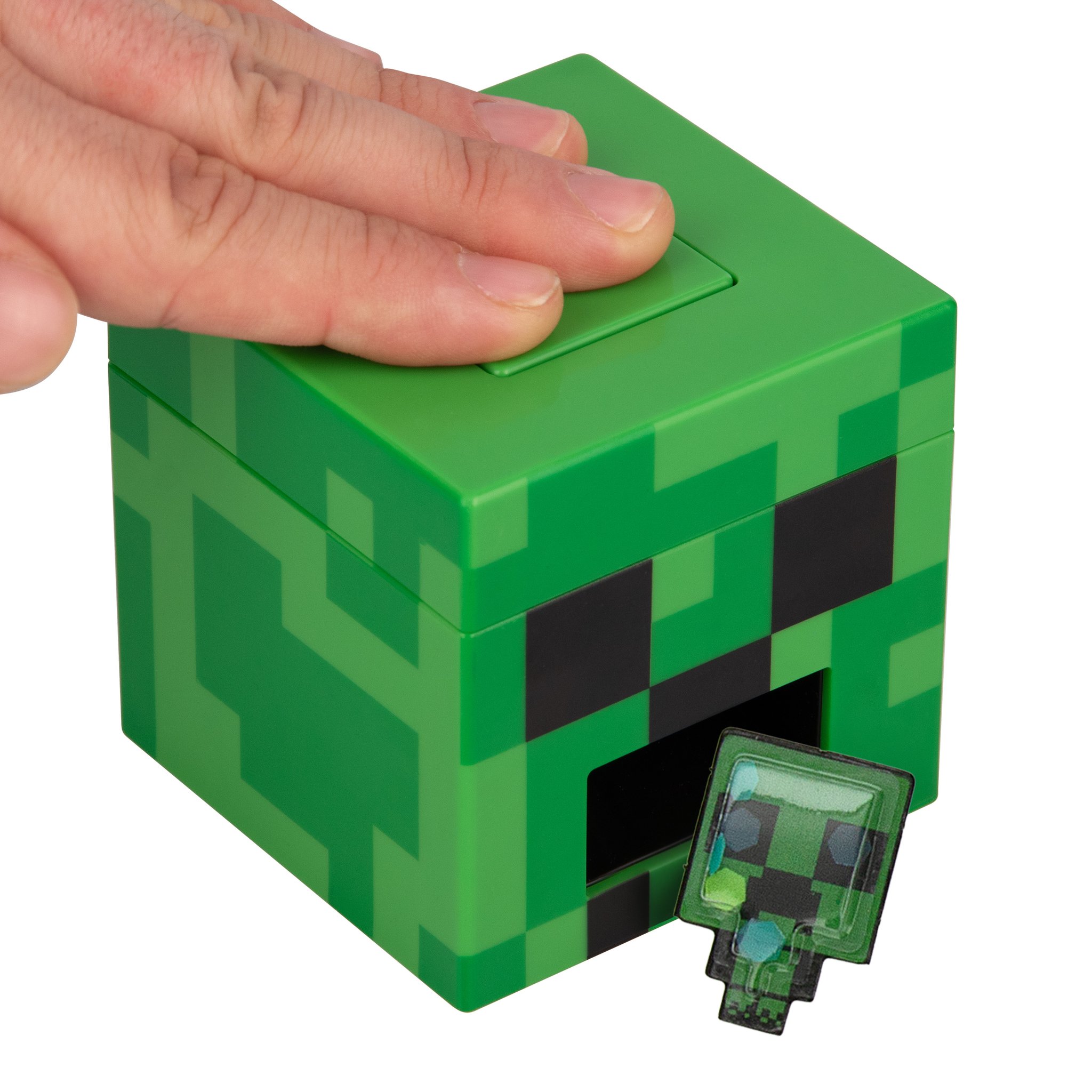 Minecraft 3D Sticker Maker – Hand drückt die Creeper-Box, fertiger 3D-Sticker kommt heraus