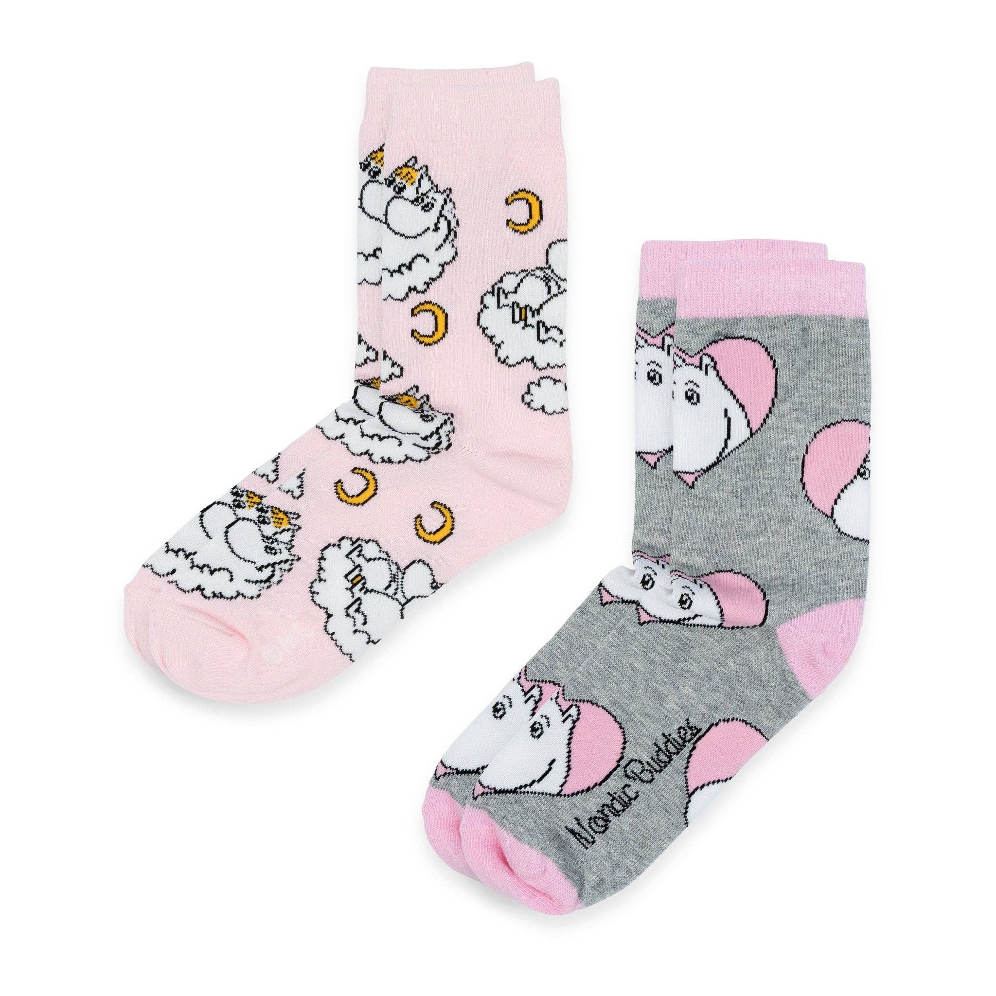 Le due paia di calze della confezione affiancate, con motivi Moomin