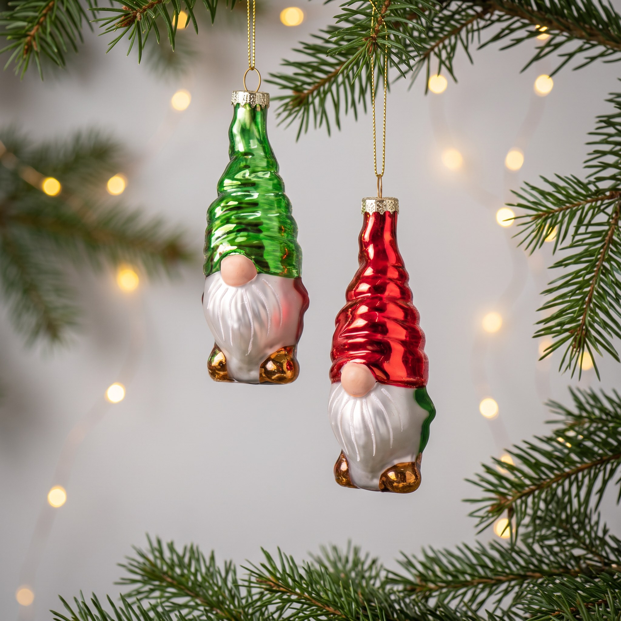 Set de lutins de Noël de Sass & Belle sur une branche de sapin avec des lumières scintillantes