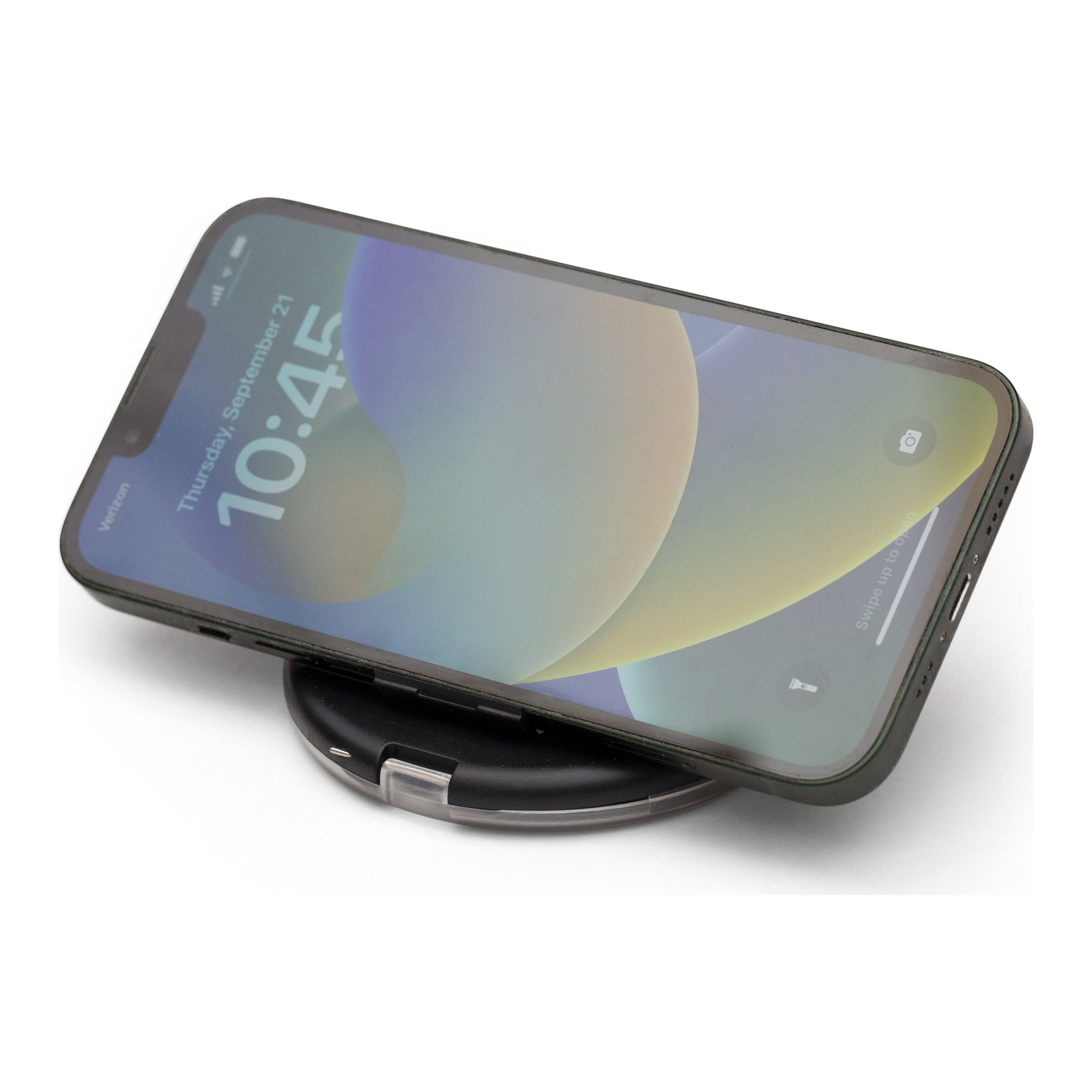 Smartphone steht auf dem Travel Buddy als Ständer