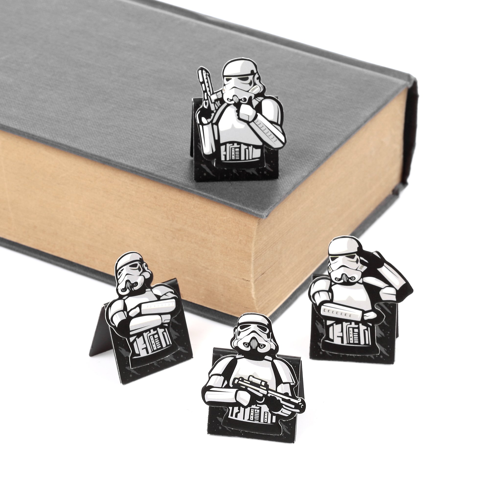 Quatre marque-pages magnetiques Stormtrooper sur un livre ouvert