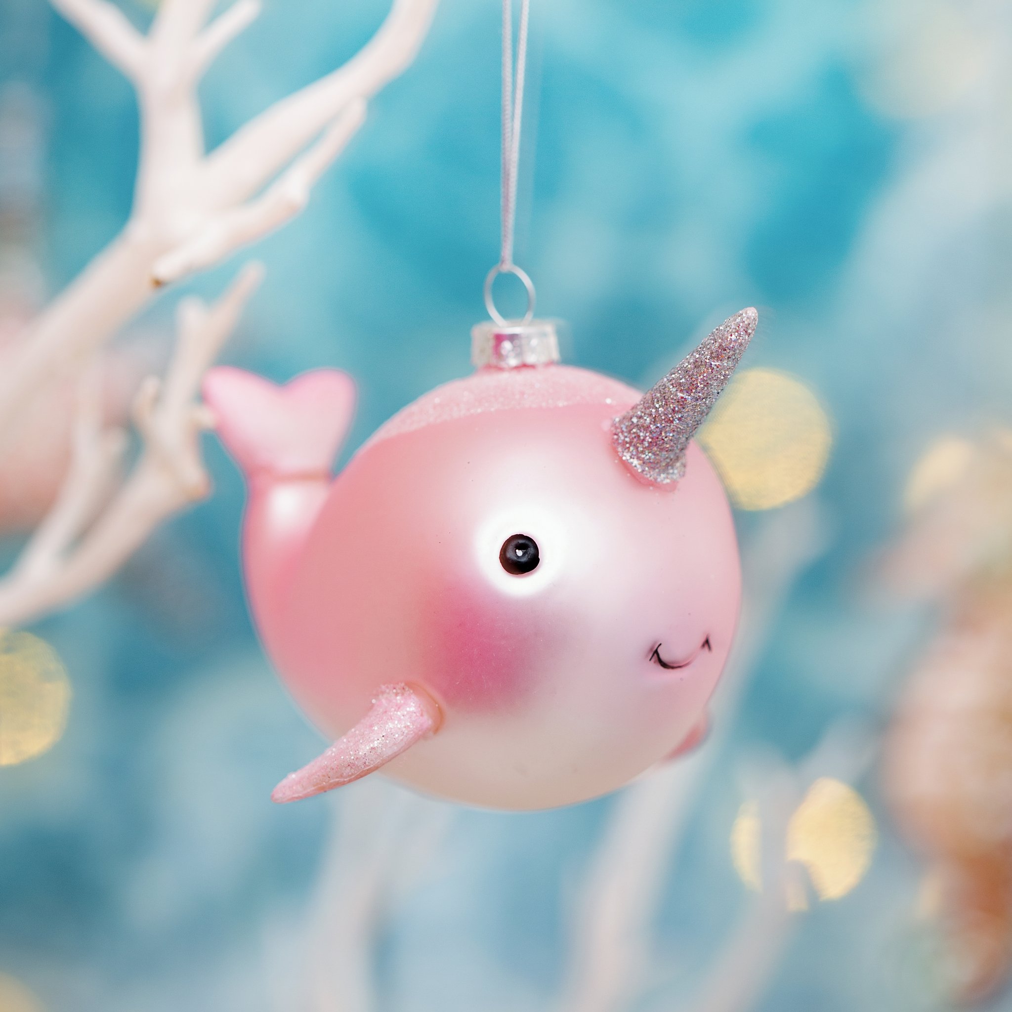 Boule de Noël narval Sass & Belle, narval rose en verre avec corne pailletée sur branche blanche