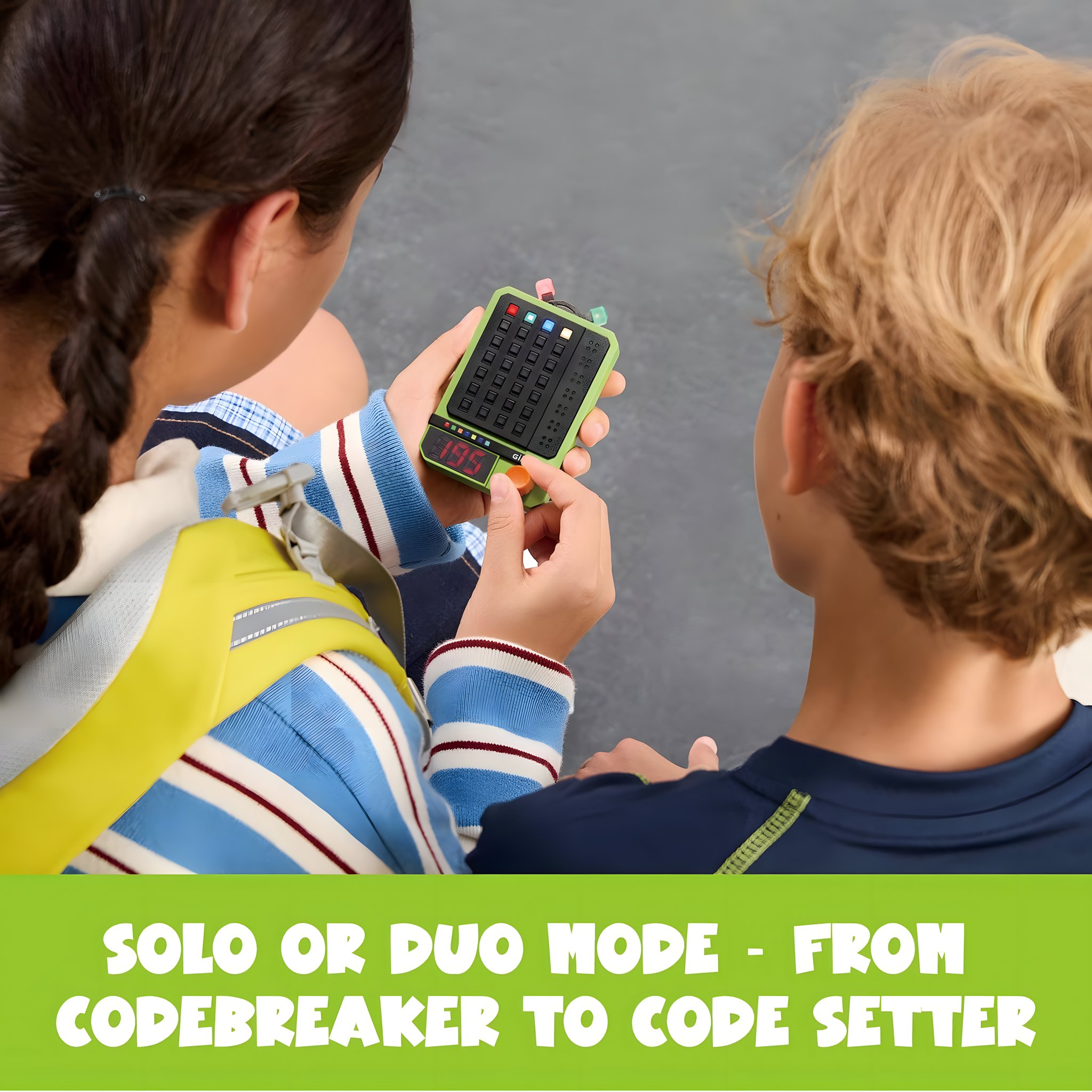 Zwei Kinder spielen den Super Decoder im Duo-Modus