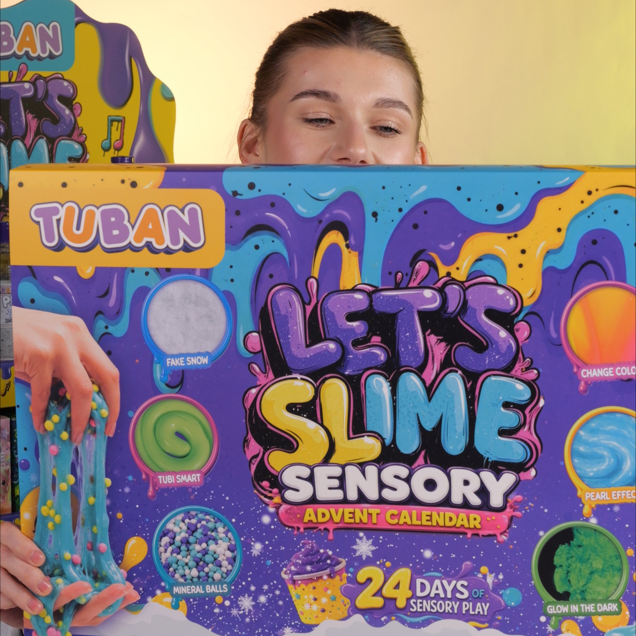 Let's Slime Sensory Adventskalender auf dem Tisch, dahinter eine Frau im Kittel