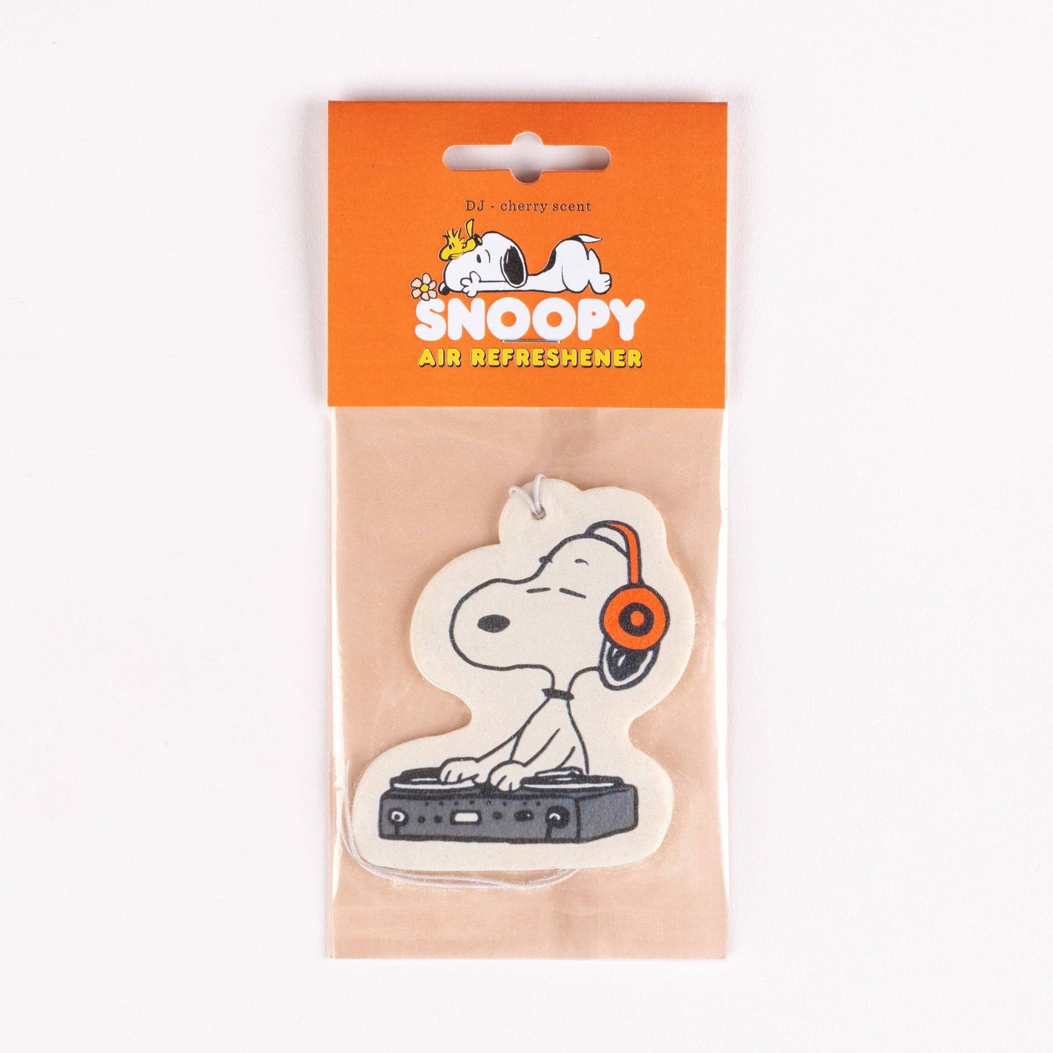 Snoopy-Lufterfrischer DJ in der Verpackung: Snoopy mit orangen Kopfhörern am Mischpult
