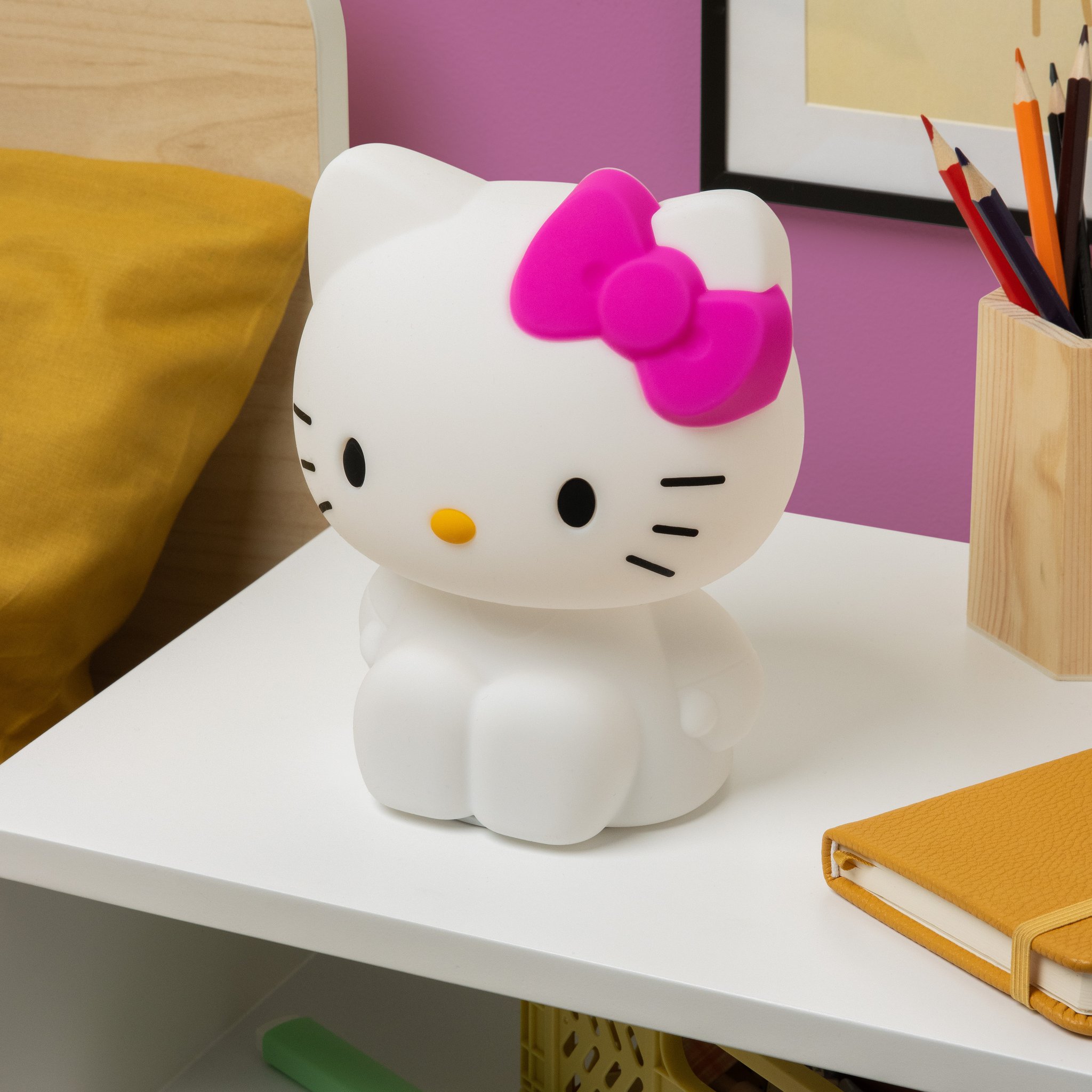 Hello-Kitty-Nachtlicht schräg von vorne auf einem Tisch