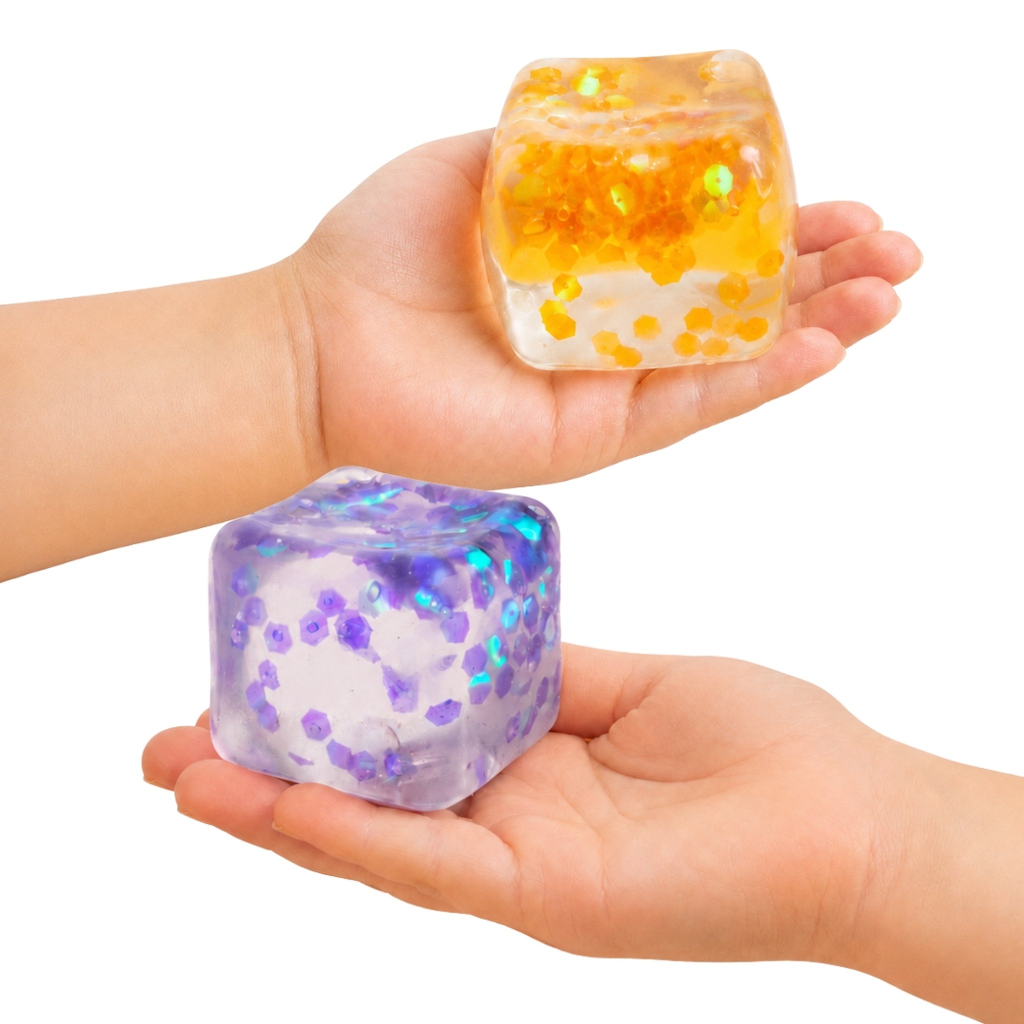 Deux mains tenant chacune un cube squishy à perles pailletées, un orange et un violet