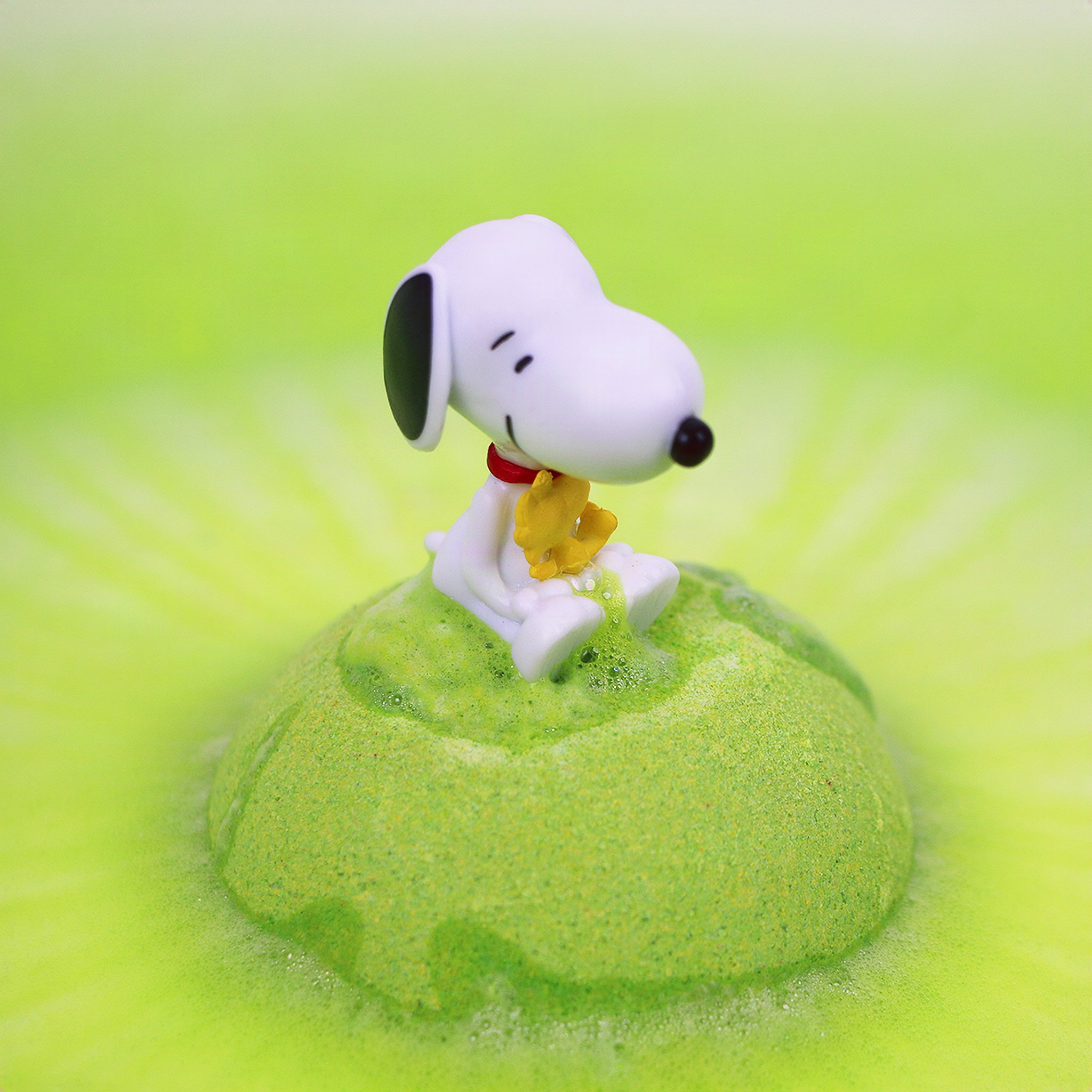 Snoopy with Woodstock on a fizzing green bath bomb