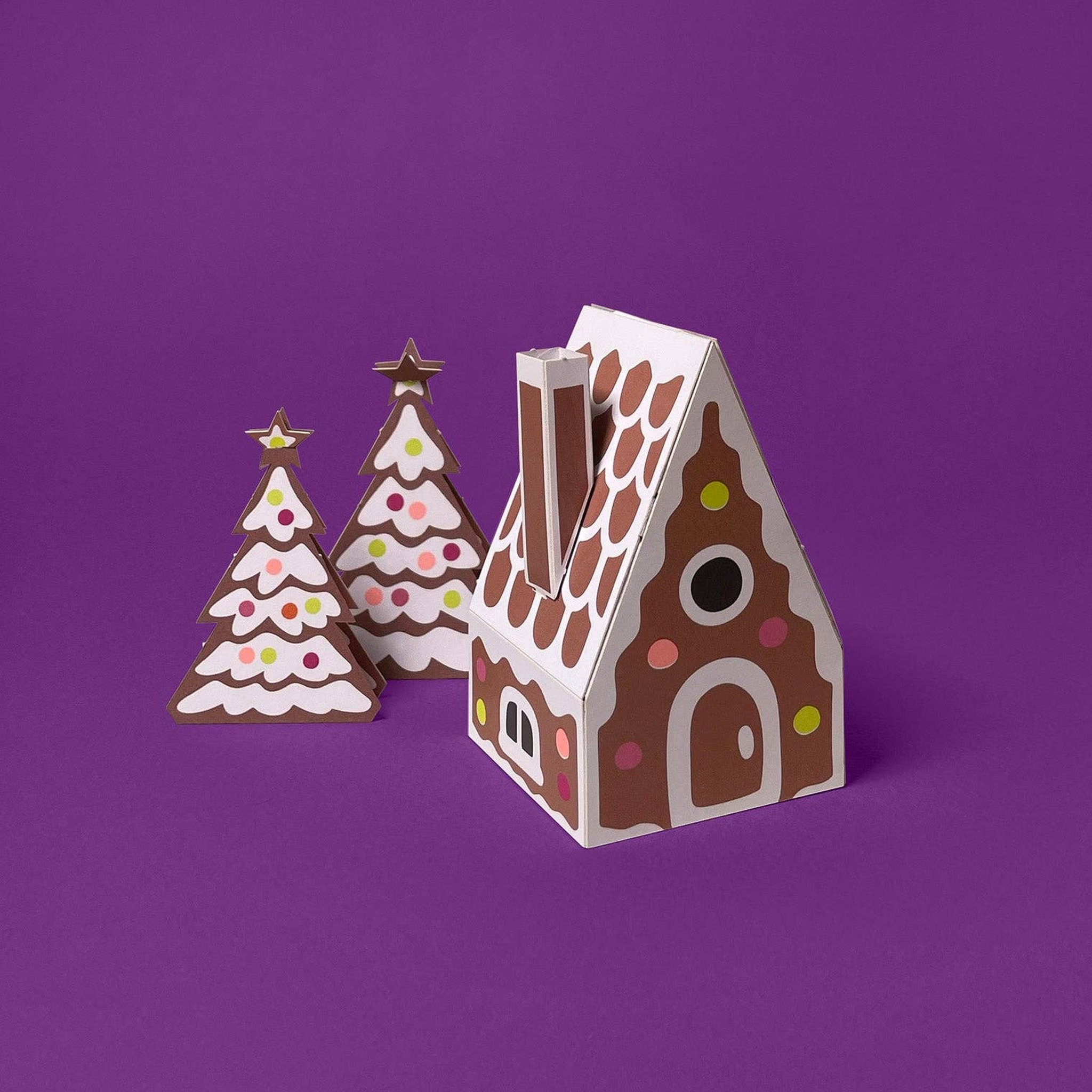 Fertig gebastelt: 3D-Modell Lebkuchenhaus mit Tannenbäumen aus Papier