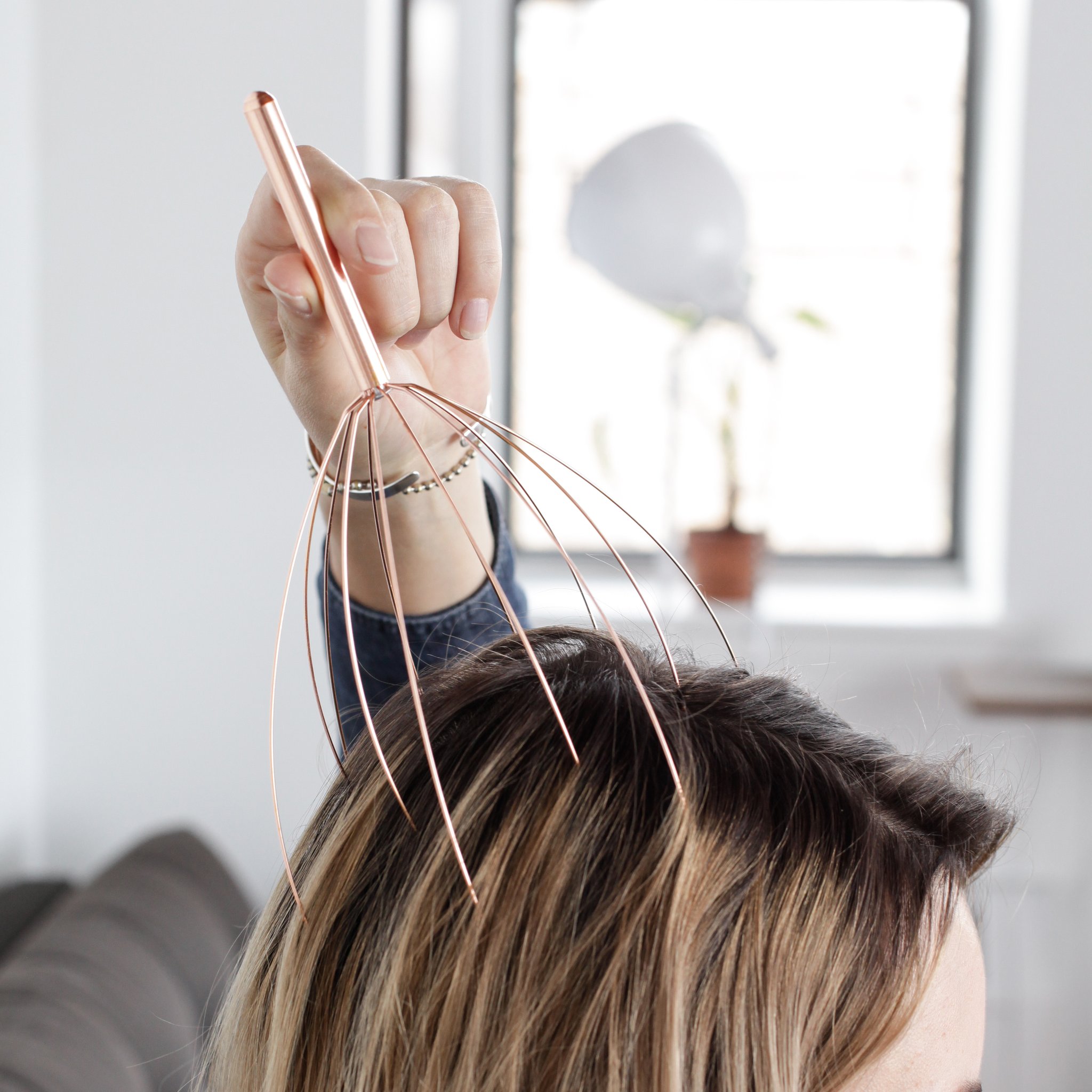 Kopfmassage-Gerät Genie – Lifestyle-Aufnahme