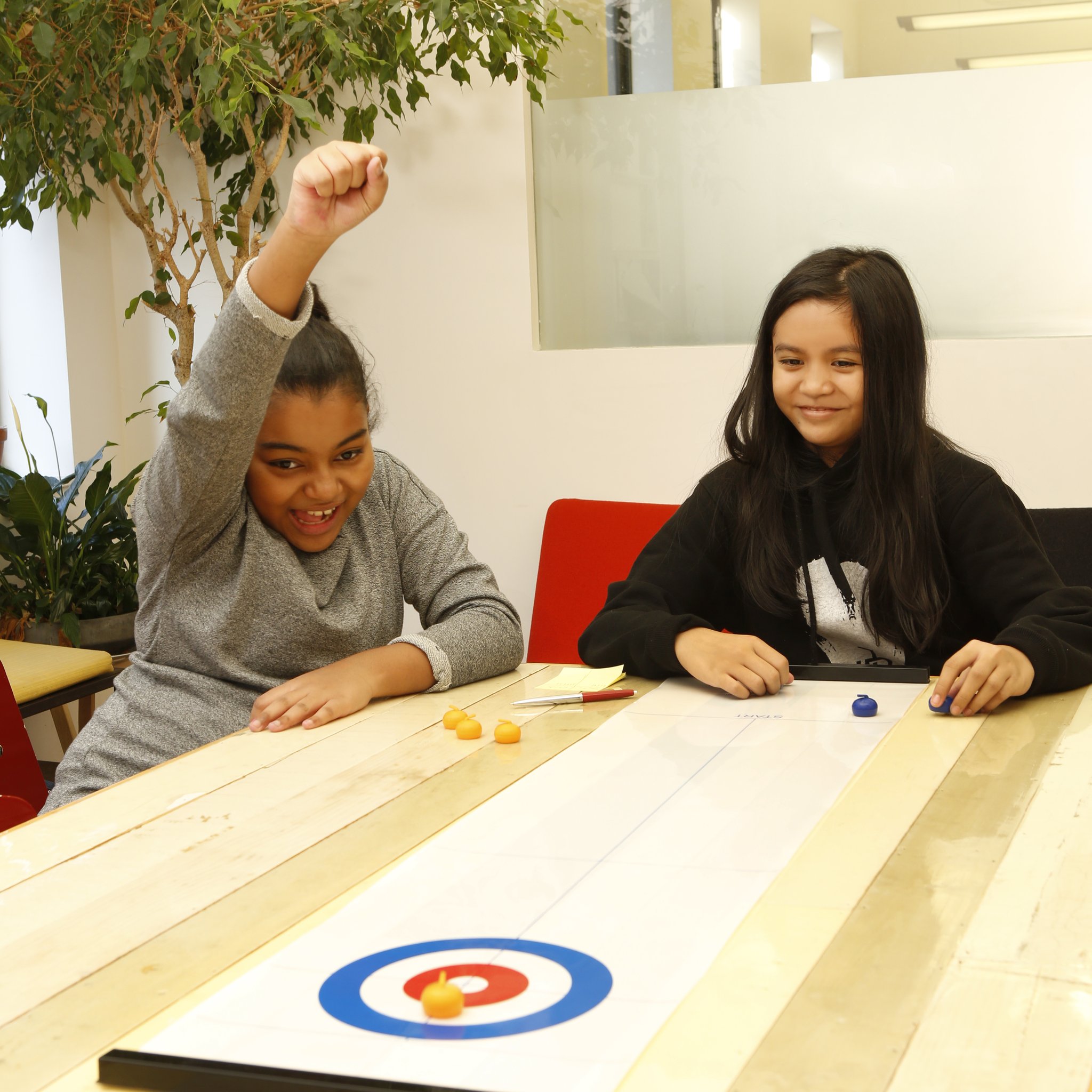Tisch-Curling Spiel von Kikkerland – Lifestyle mit Spielszene