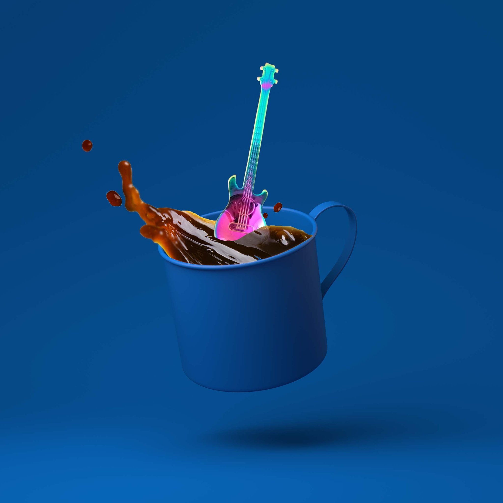 Rocking Gitarren Löffel in einer Tasse mit Kaffee-Spritzer