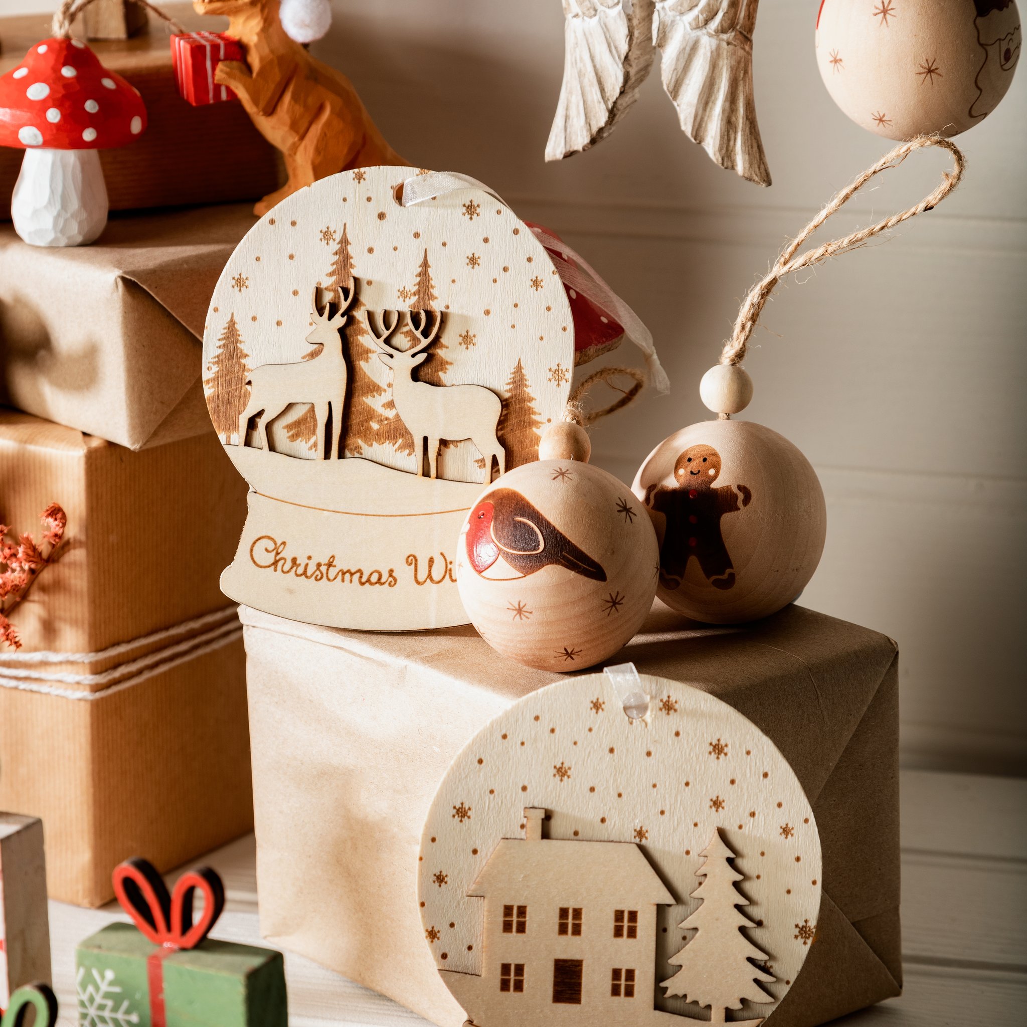 Rotkehlchen Weihnachtskugel mit Holz-Weihnachtsdekoration und Geschenken