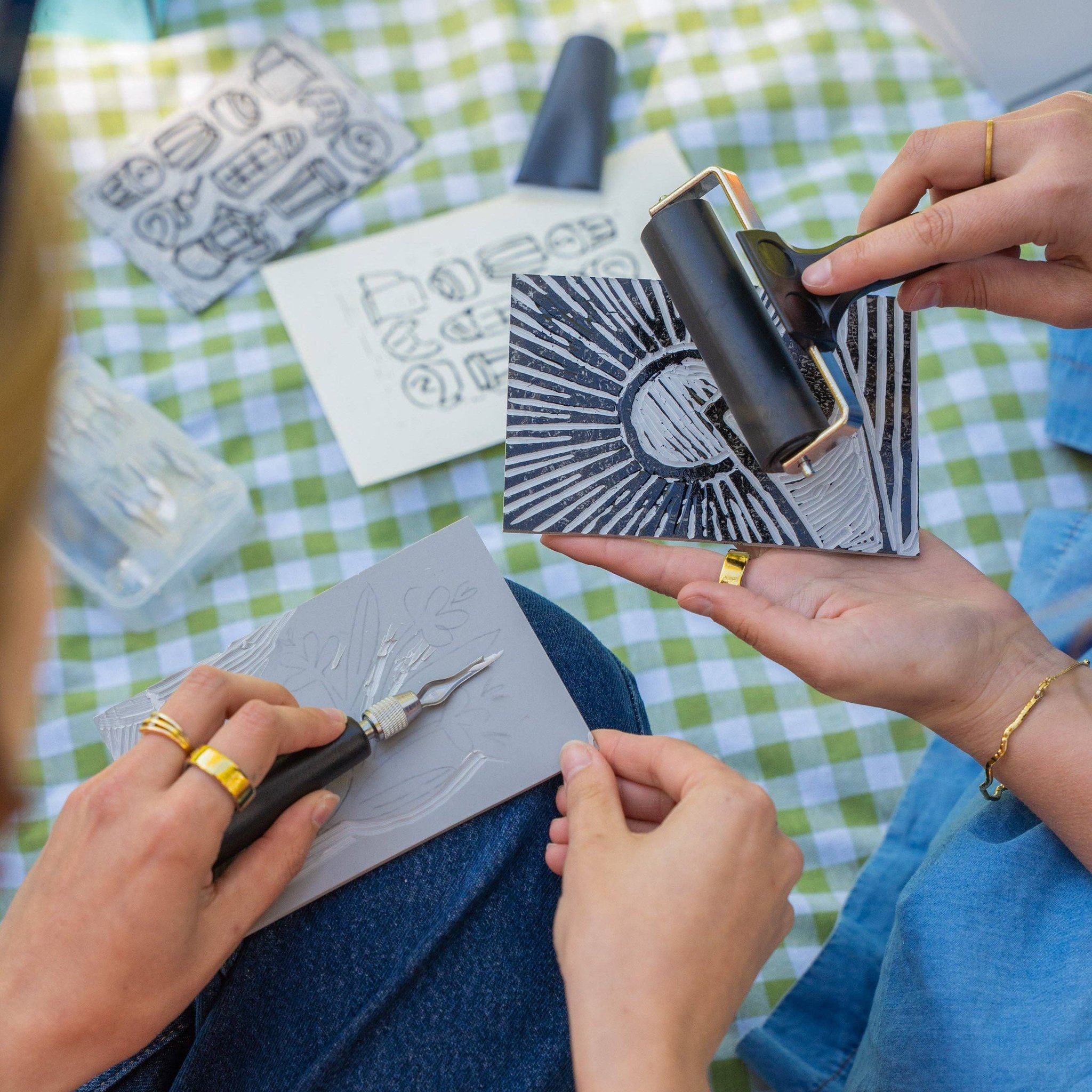 Box fai da te per linoleografia Stitchly – inchiostrazione del blocco con il rullo