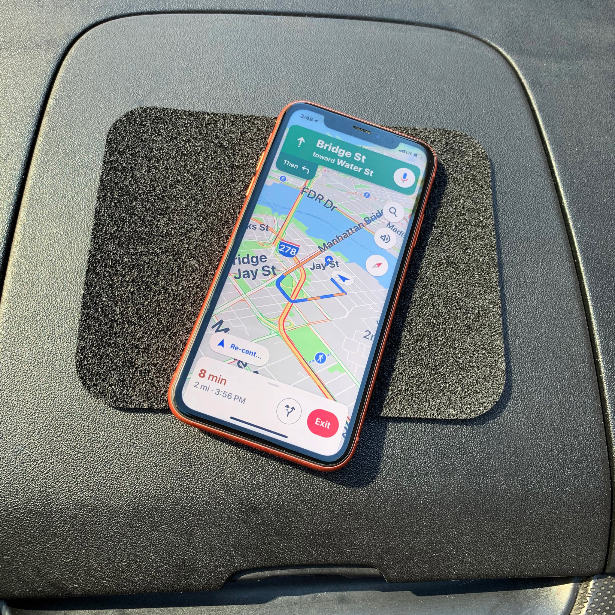Smartphone liegt auf dem rutschfesten Pad auf dem Armaturenbrett