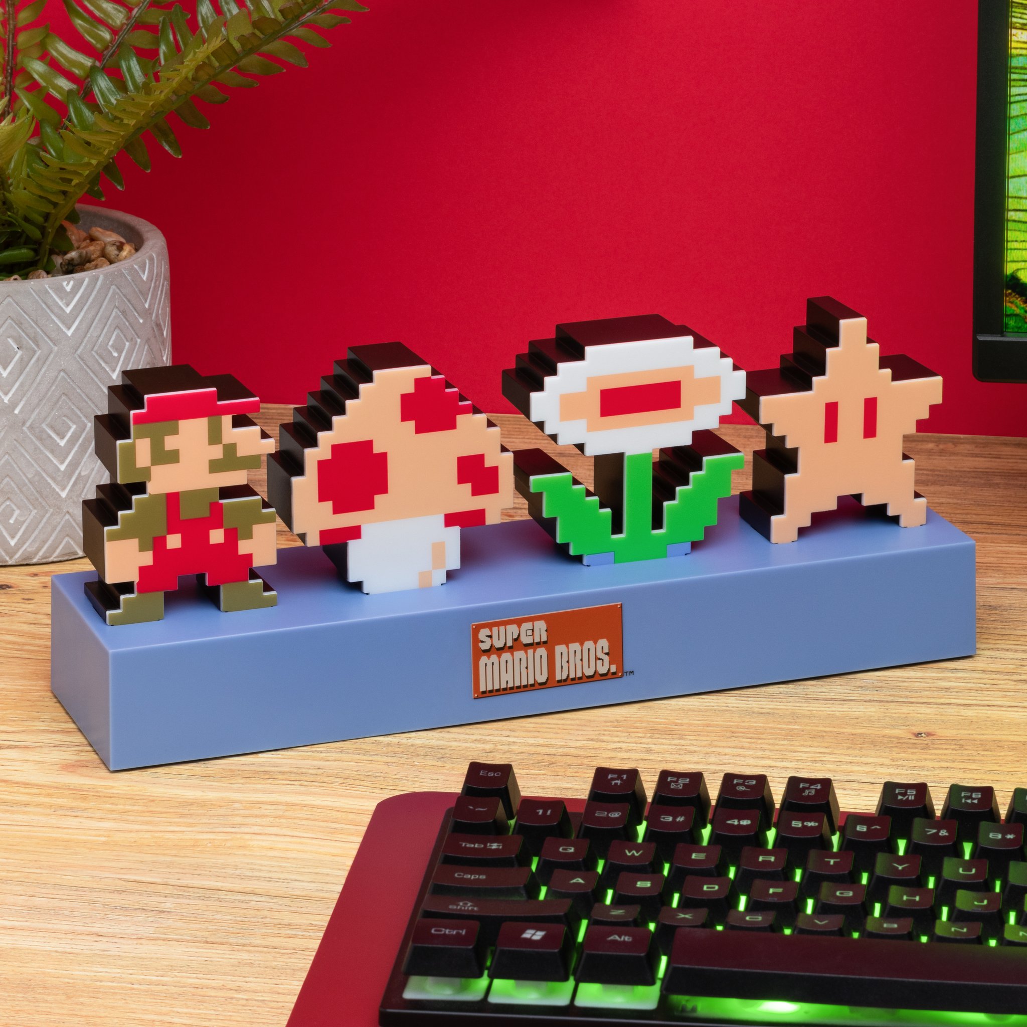 Super-Mario-Bros.-Icons-Lampe leuchtet auf einem Schreibtisch