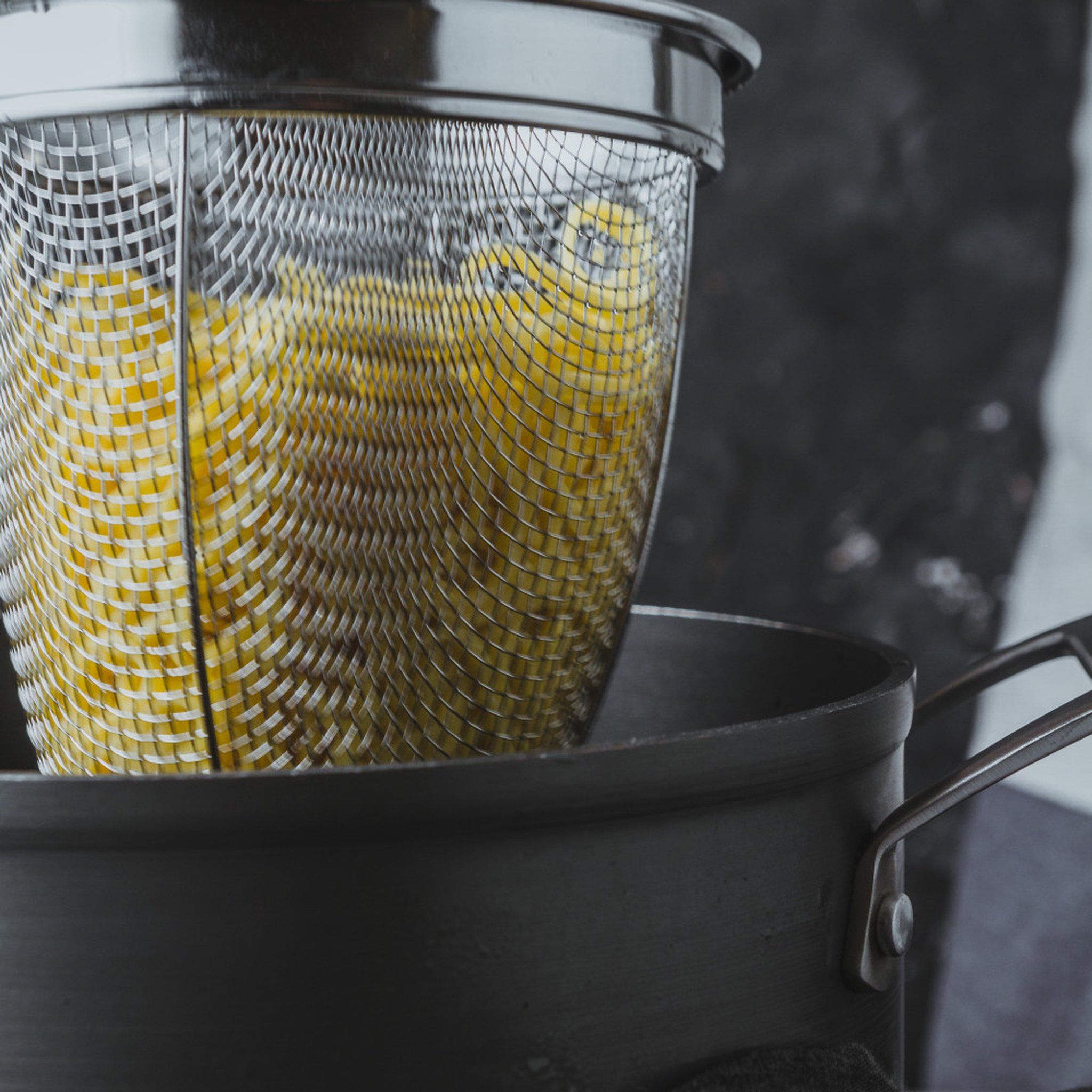 Pasta nello scolapasta in acciaio sopra la pentola