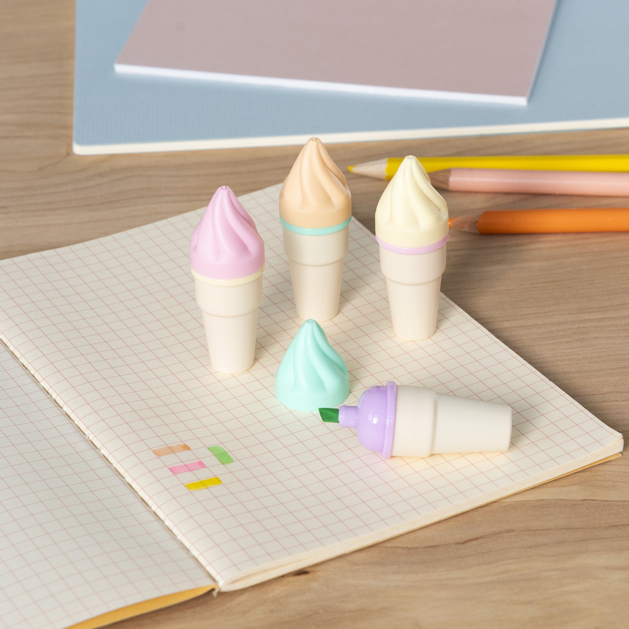 Mini evidenziatori gelato su un quaderno con matite