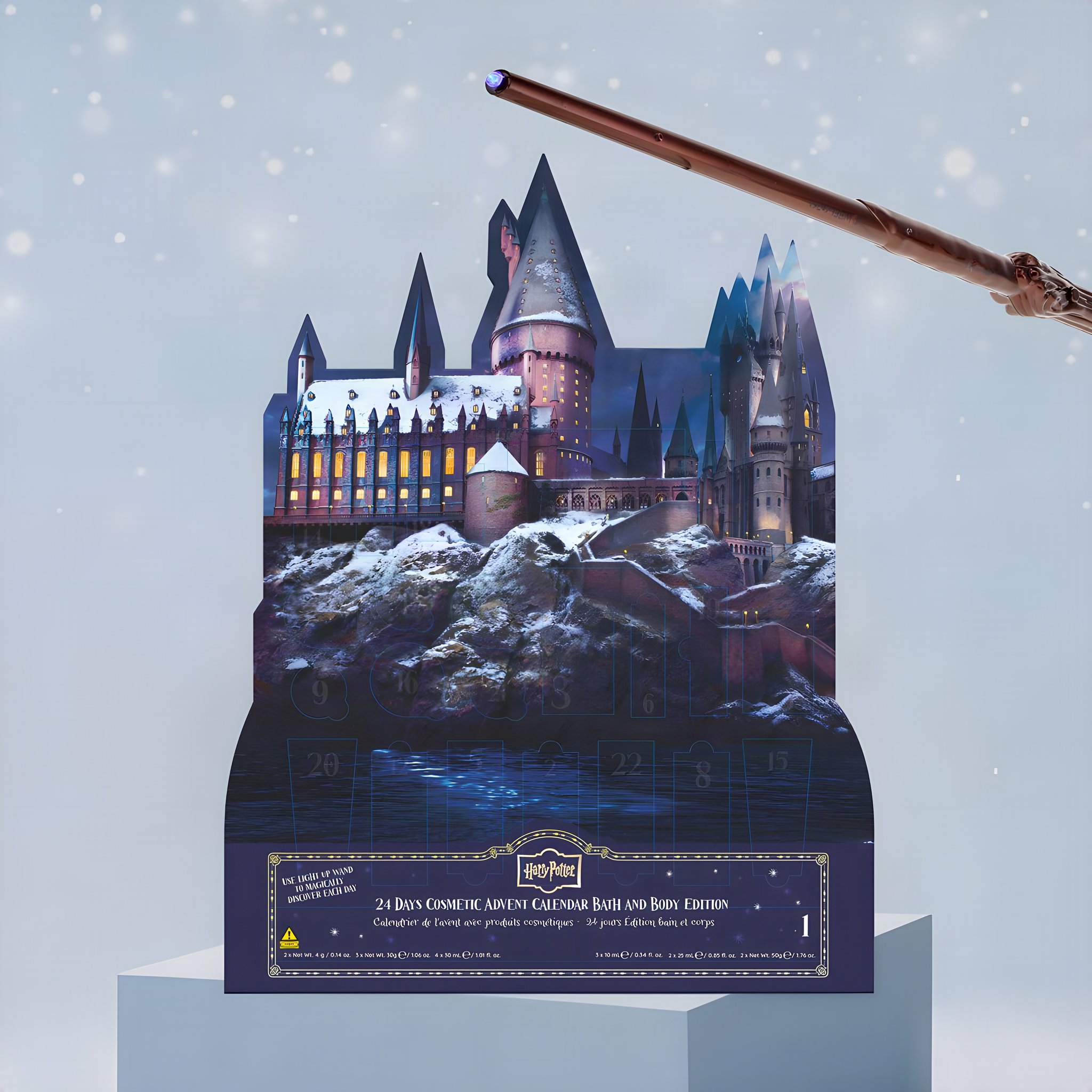 Schloss-Adventskalender von Harry Potter schräg von vorne, darüber schwebt ein Zauberstab