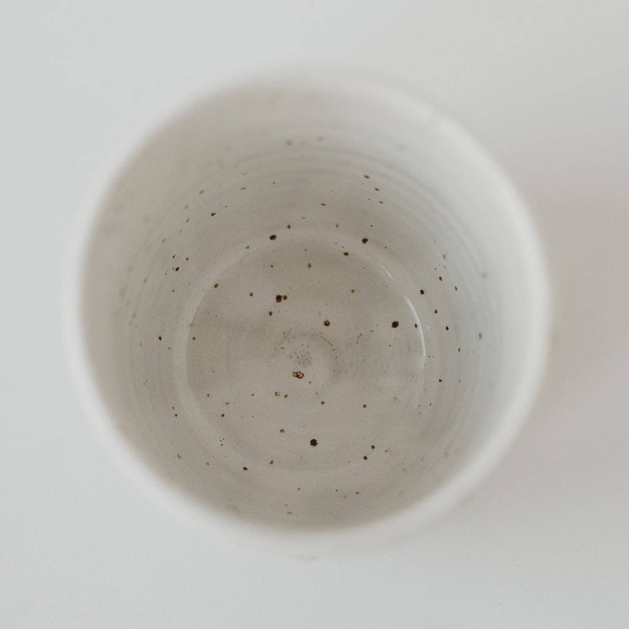 Blick in den Becher Mama auf die weisse Innenglasur mit feinen dunklen Sprenkeln