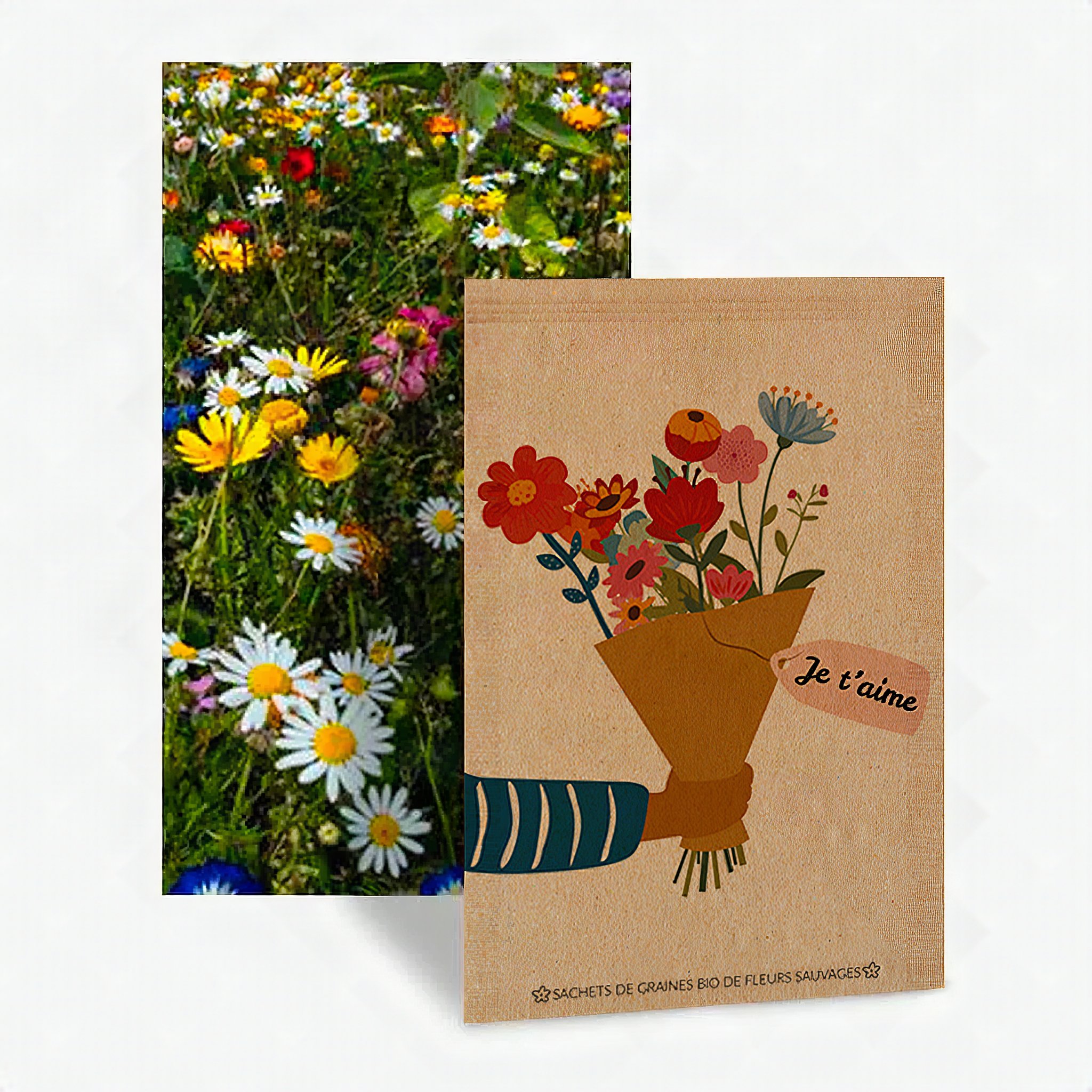 Sachet de graines de fleurs Je t'aime en papier kraft avec bouquet devant une photo de prairie fleurie