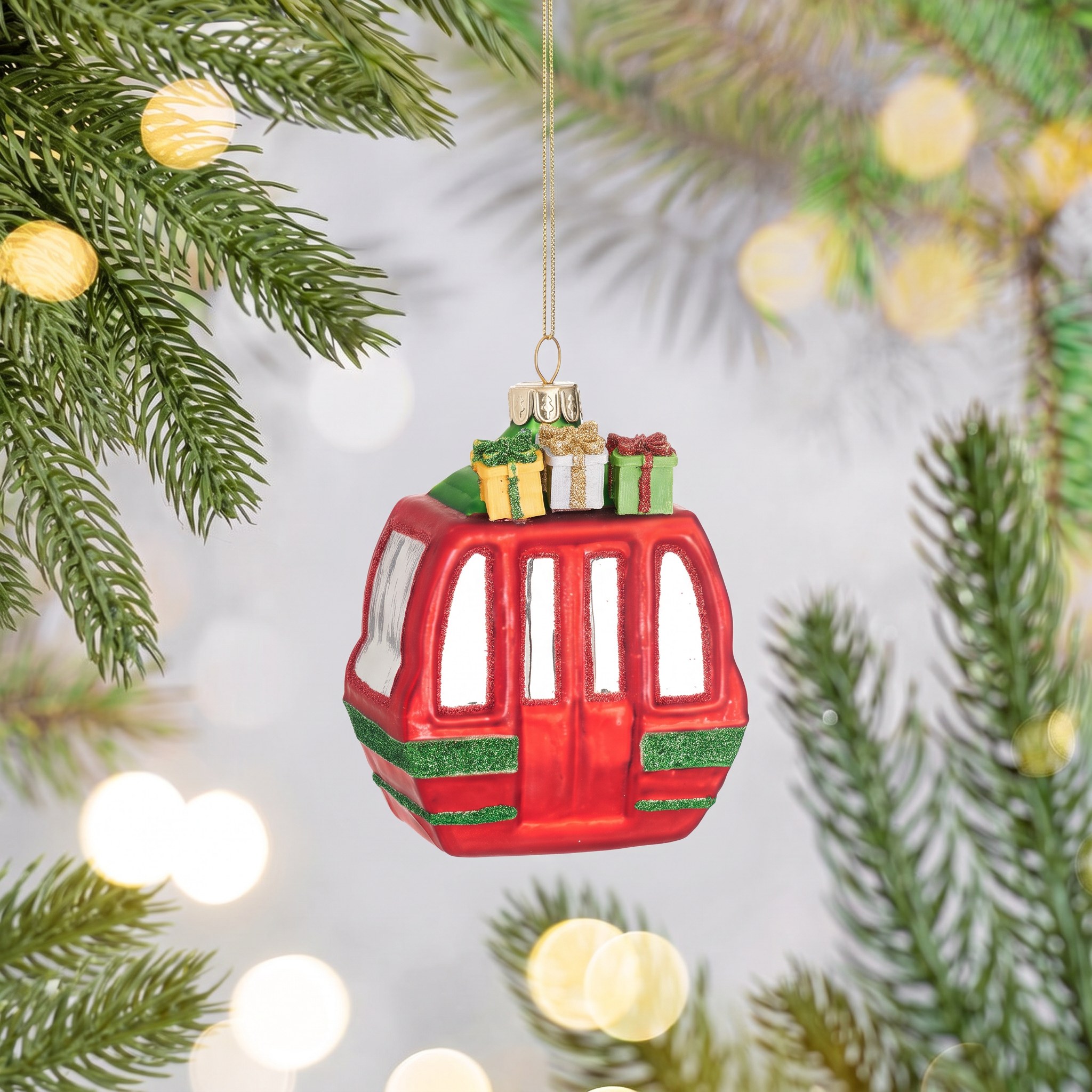 Decoraziona di Natale Gondola di Sass & Belle su un ramo di abete con luci calde