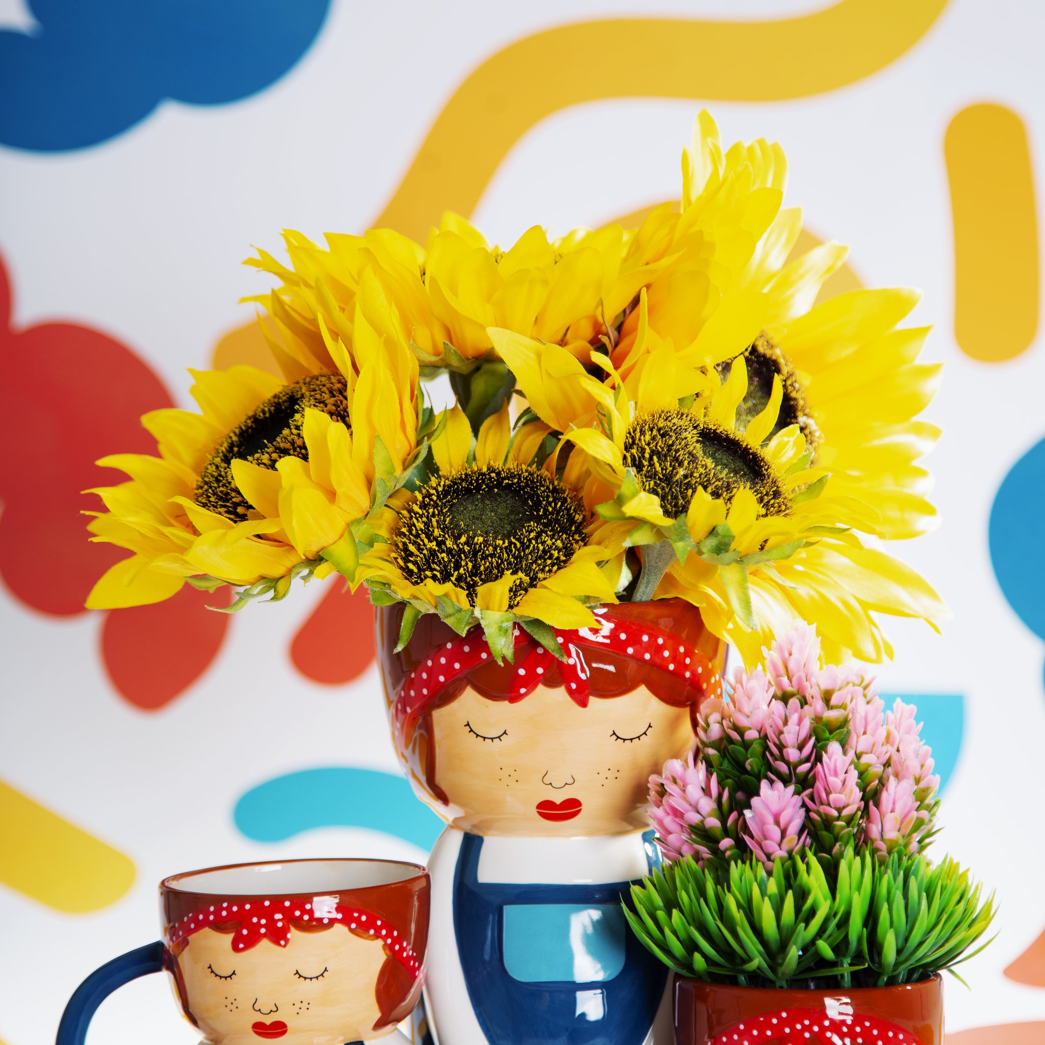 Mini vaso Frida Kahlo Sass & Belle con girasoli su sfondo colorato