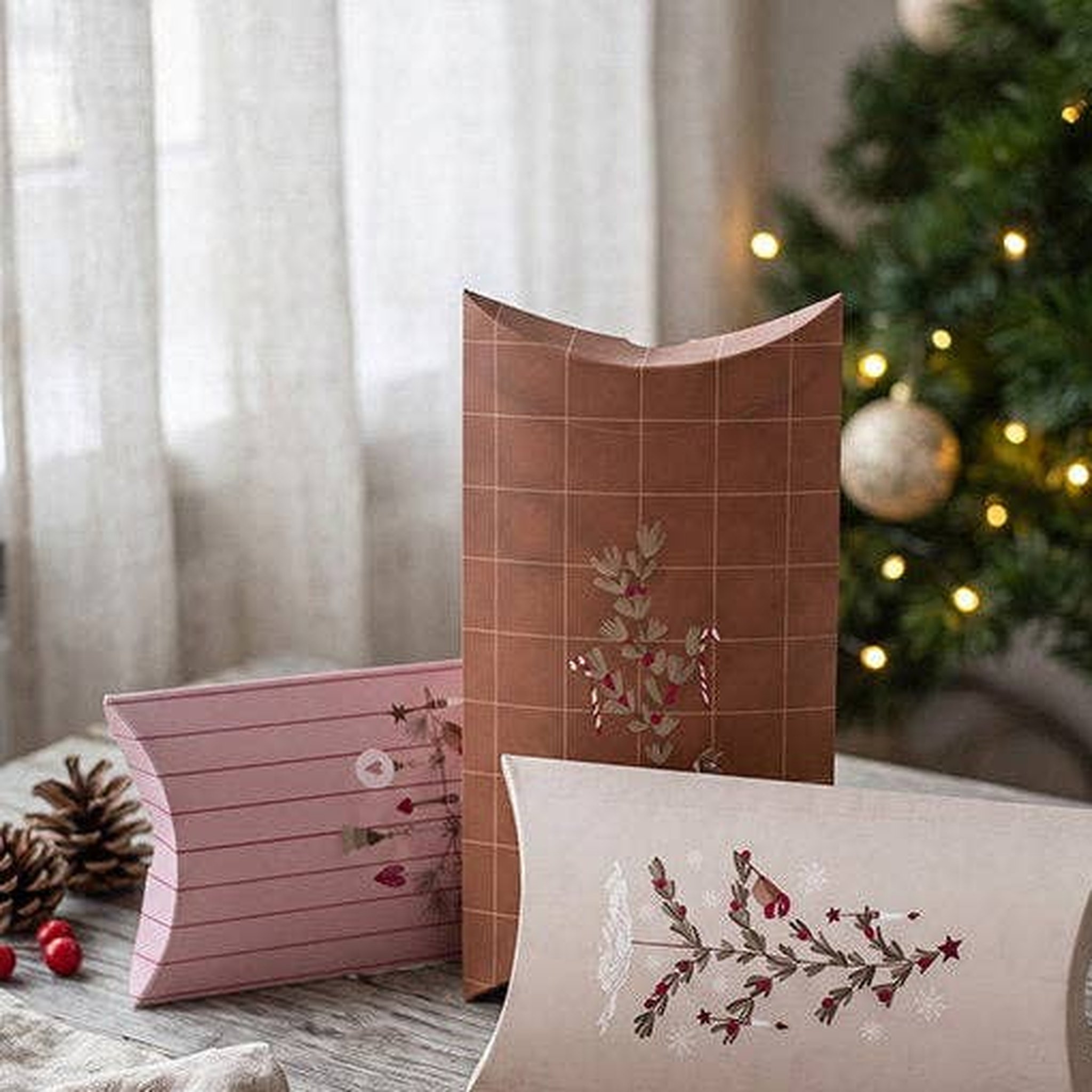 Set da 3 scatole regalo con motivo a ramo – foto d'atmosfera