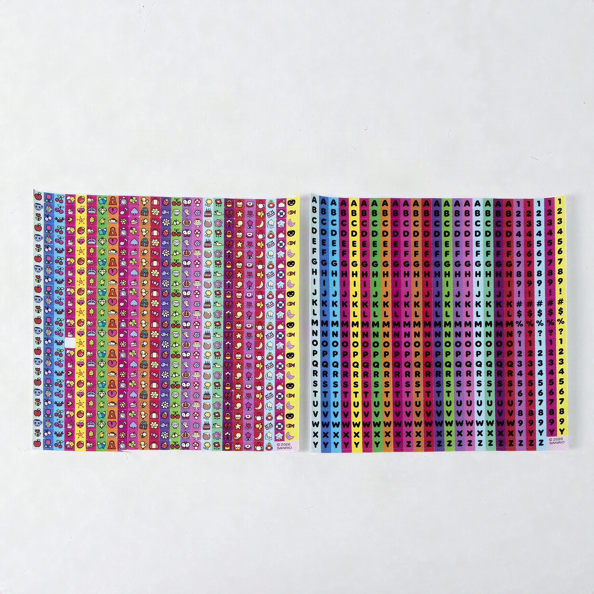 Planche de lettres et de chiffres autocollants aux couleurs de l'arc-en-ciel