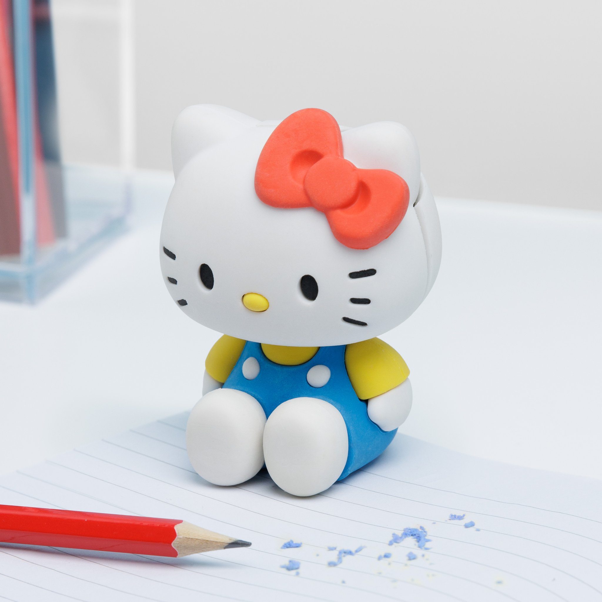 Gomme Hello Kitty sur un carnet à côté d'un crayon