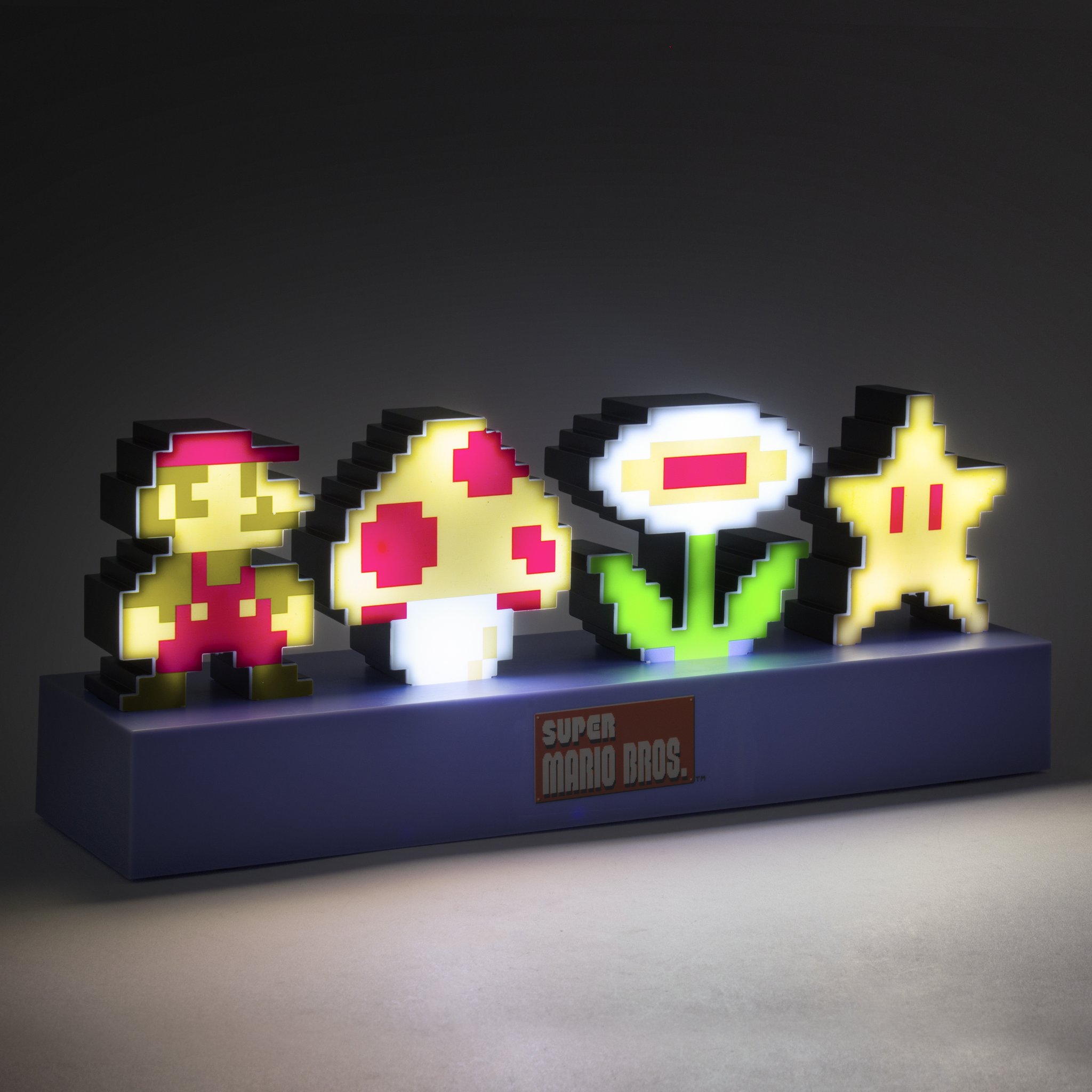 Lampe leuchtet im abgedunkelten Zimmer
