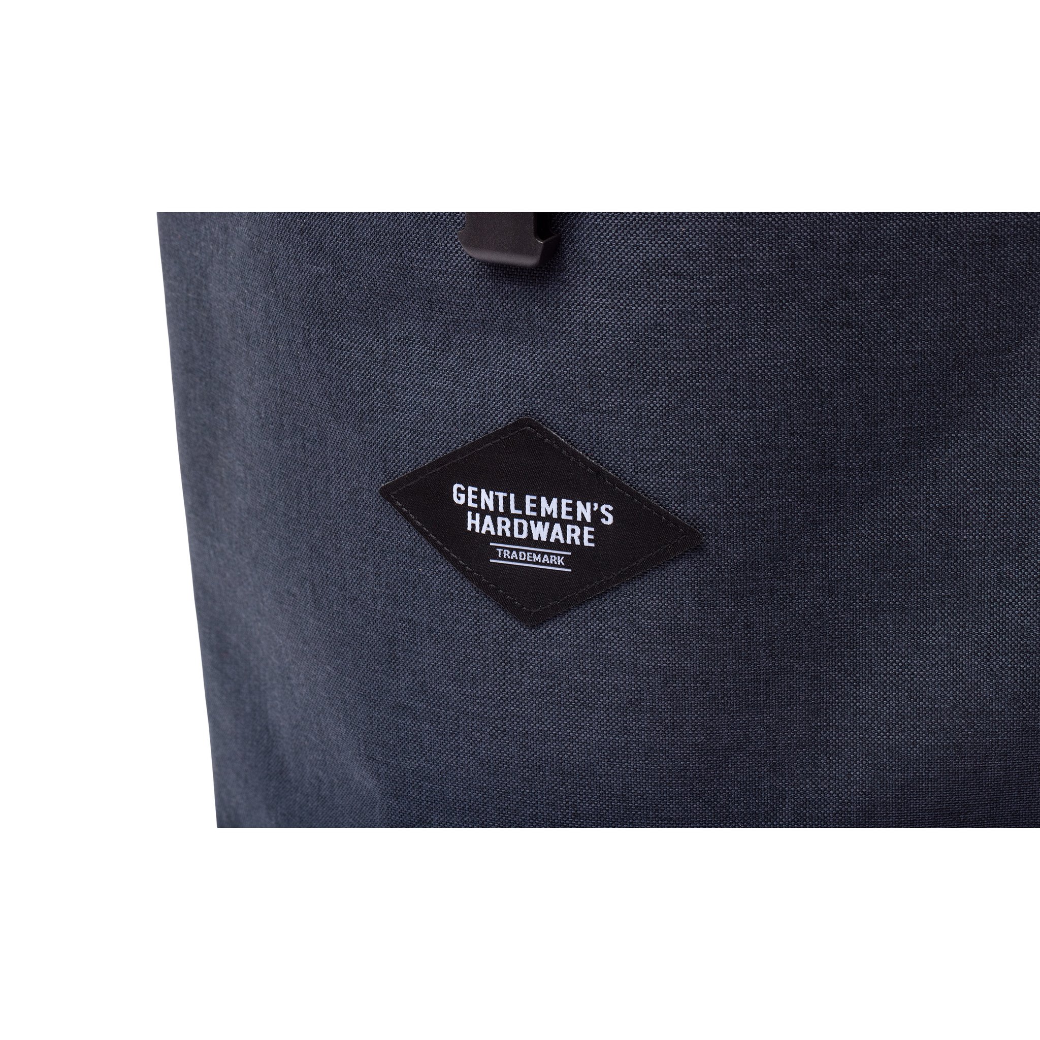 Nahaufnahme des Kühlrucksacks mit dem schwarzen, rautenförmigen Gentlemen's-Hardware-Logo auf dem Stoff