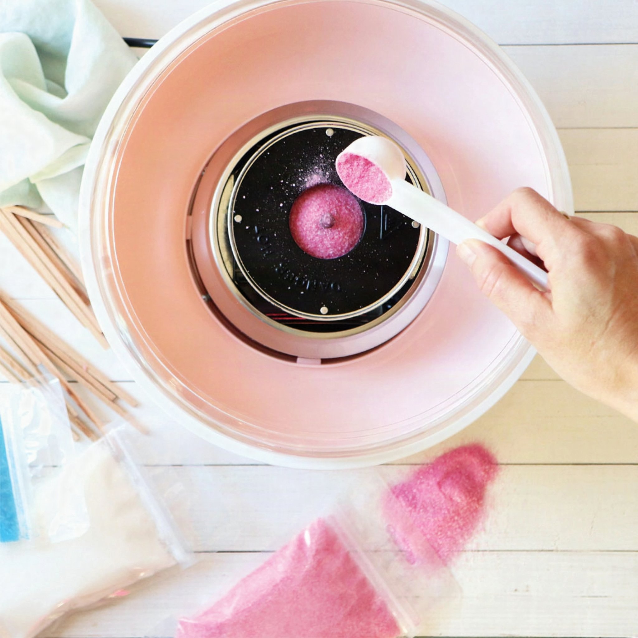 Zuckerwatte-Zucker wird in die Zuckerwattemaschine gefüllt