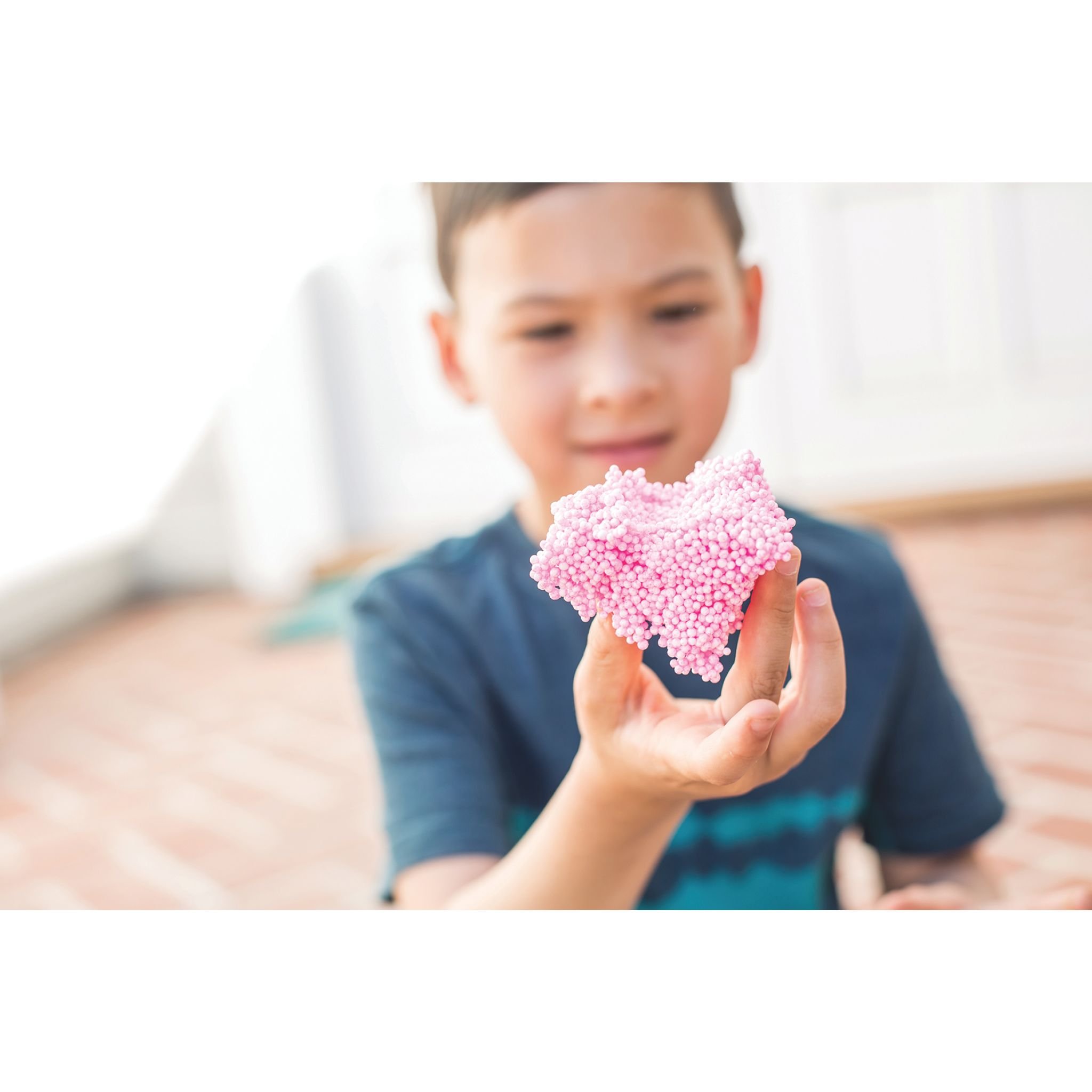 Playfoam Mega Regenbogen-Pack – Junge formt Playfoam
