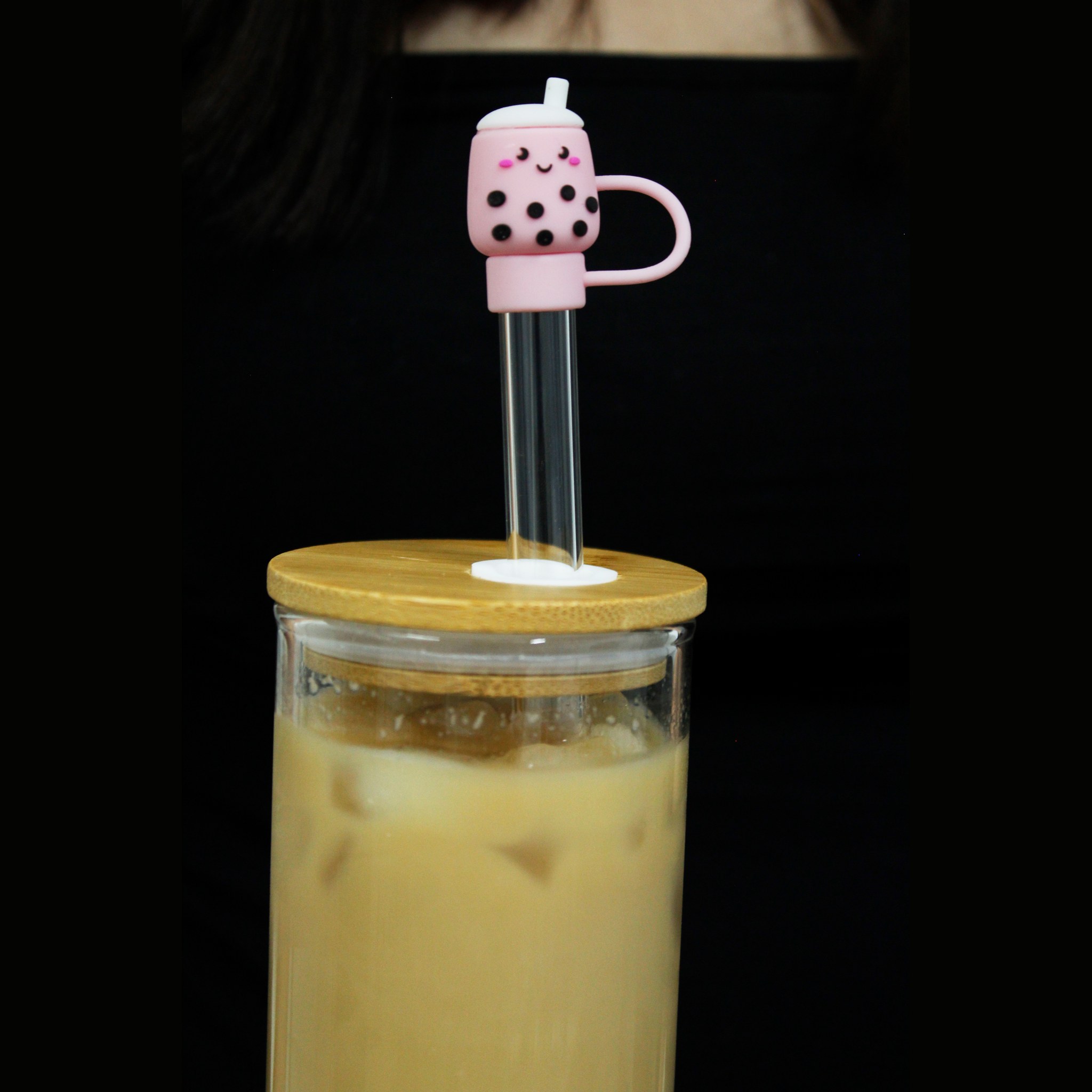 Boba Strohhalmaufsatz auf einem Strohhalm in einem Glas Bubble Tea
