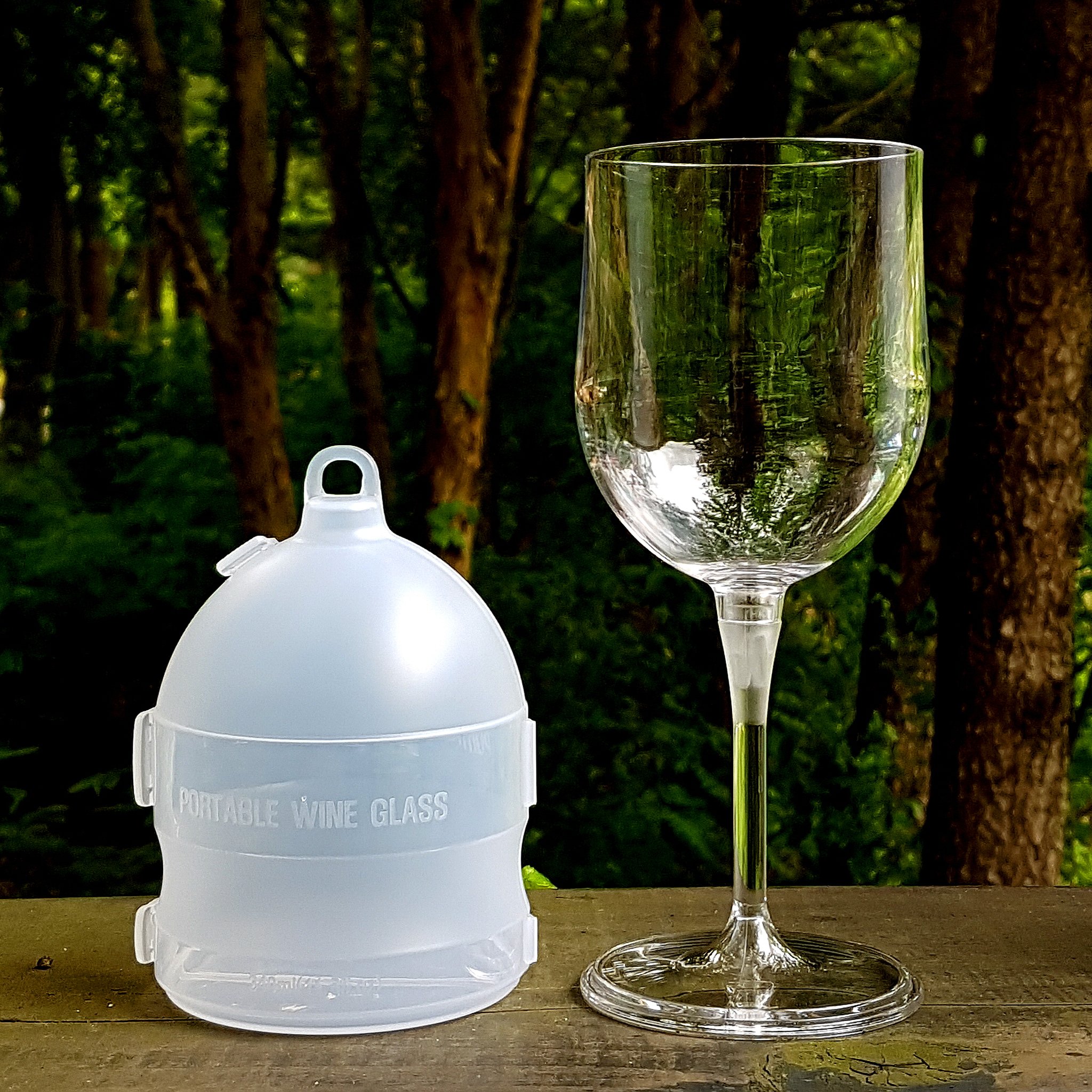 Weinglas-Set To-Go im Wald auf einem Baumstamm
