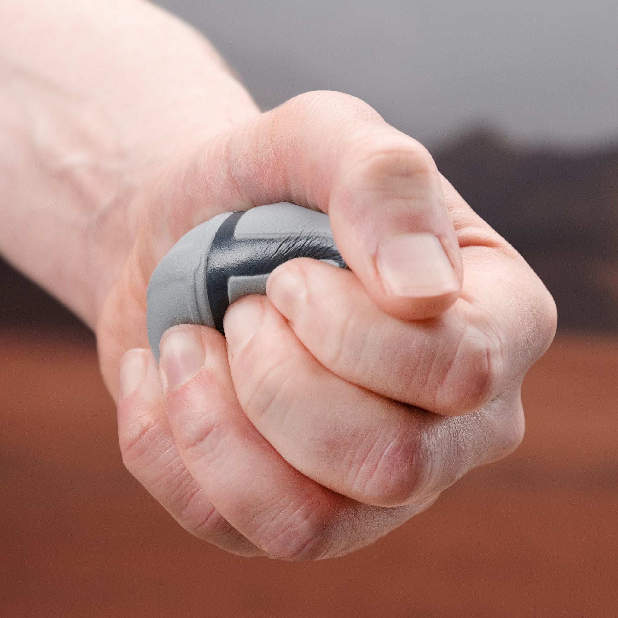 Stressball wird in der Faust zusammengedrückt