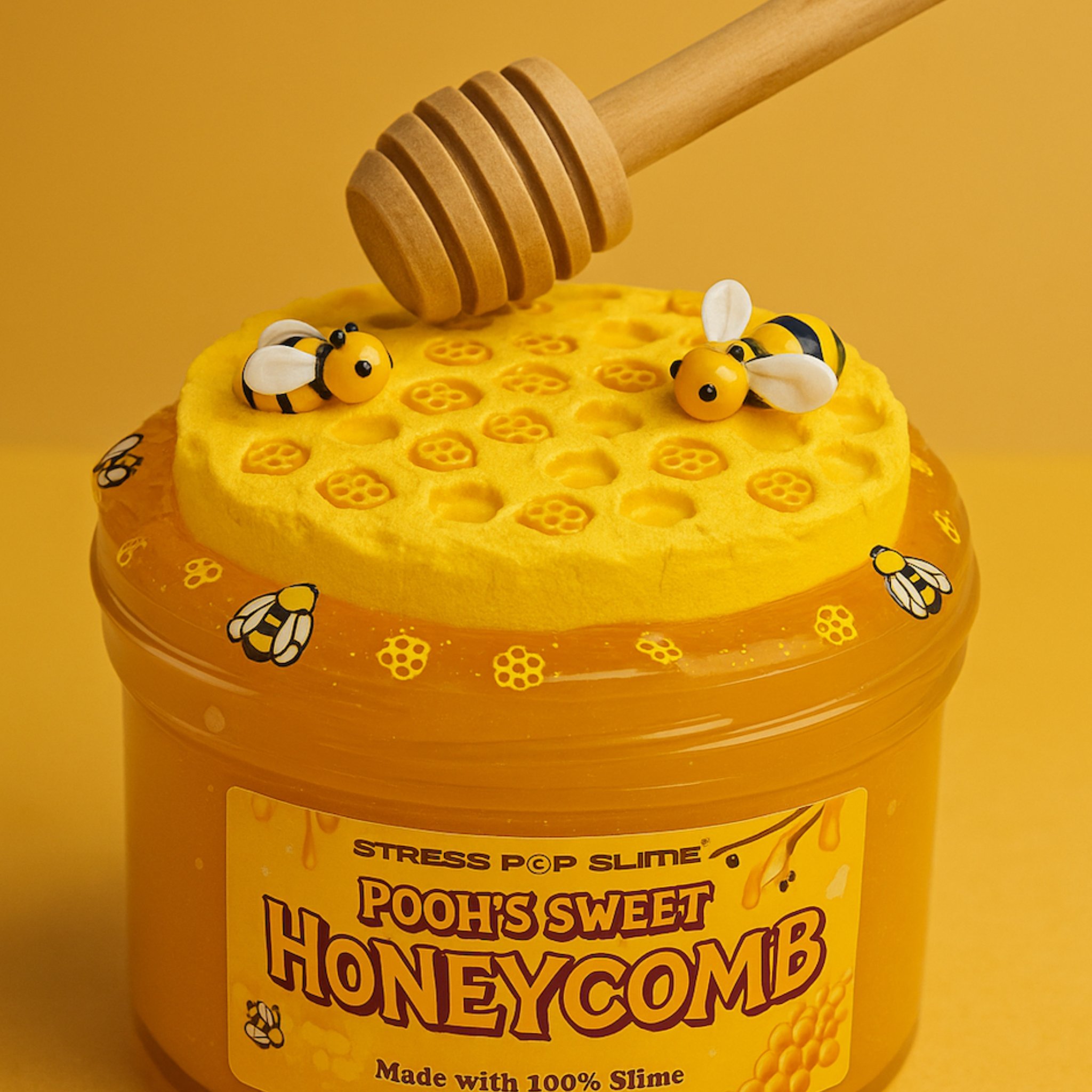 Pooh's Sweet Honeycomb Slime mit Honigwaben-Topper und Holz-Honigstab vor gelbem Hintergrund