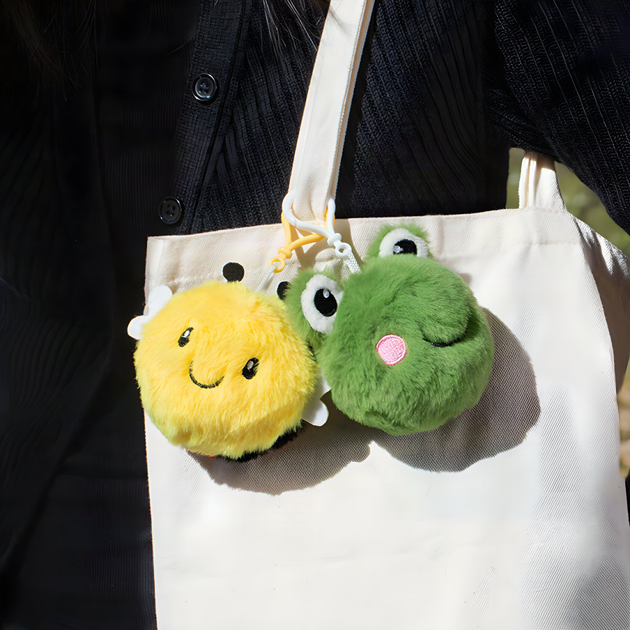 Plüsch-Stressbälle Biene und Frosch am Clip an einer Stofftasche