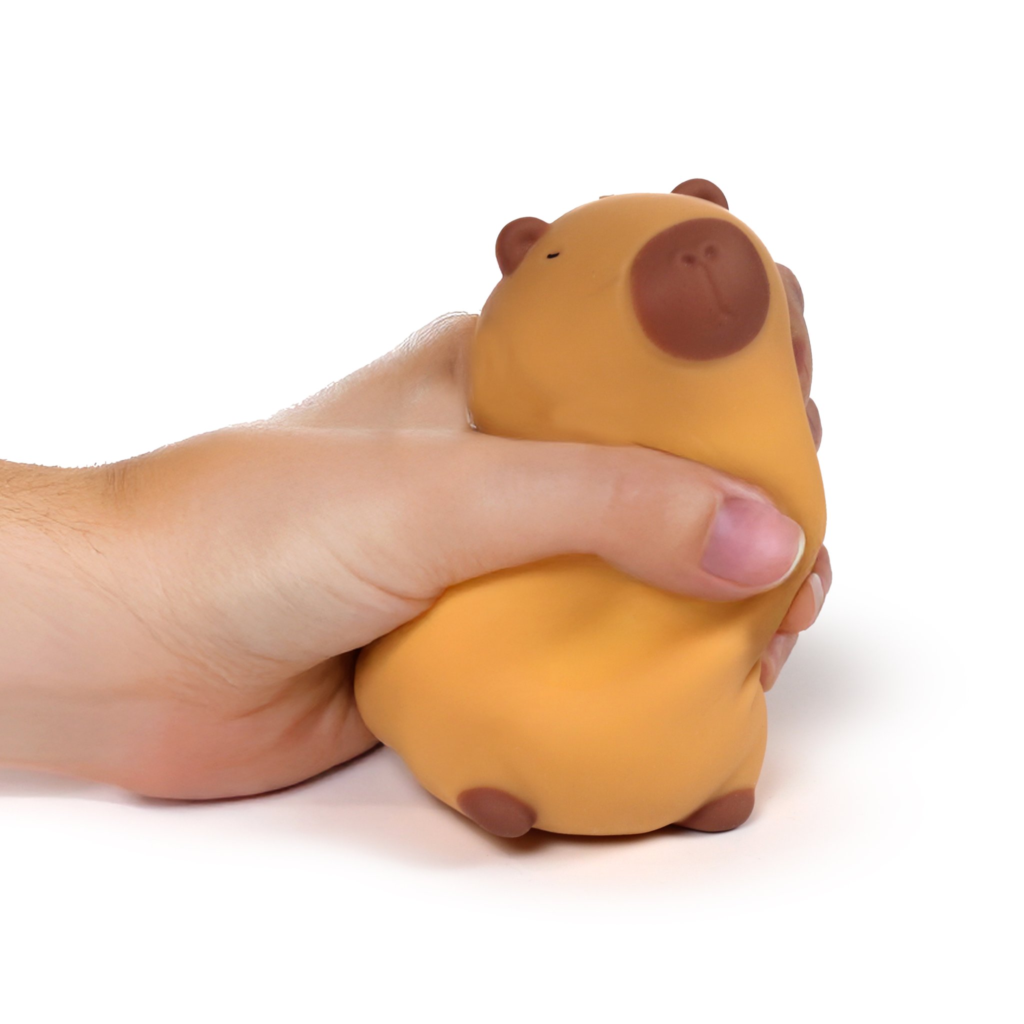 Hand drueckt den hellen Capybara-Stressball