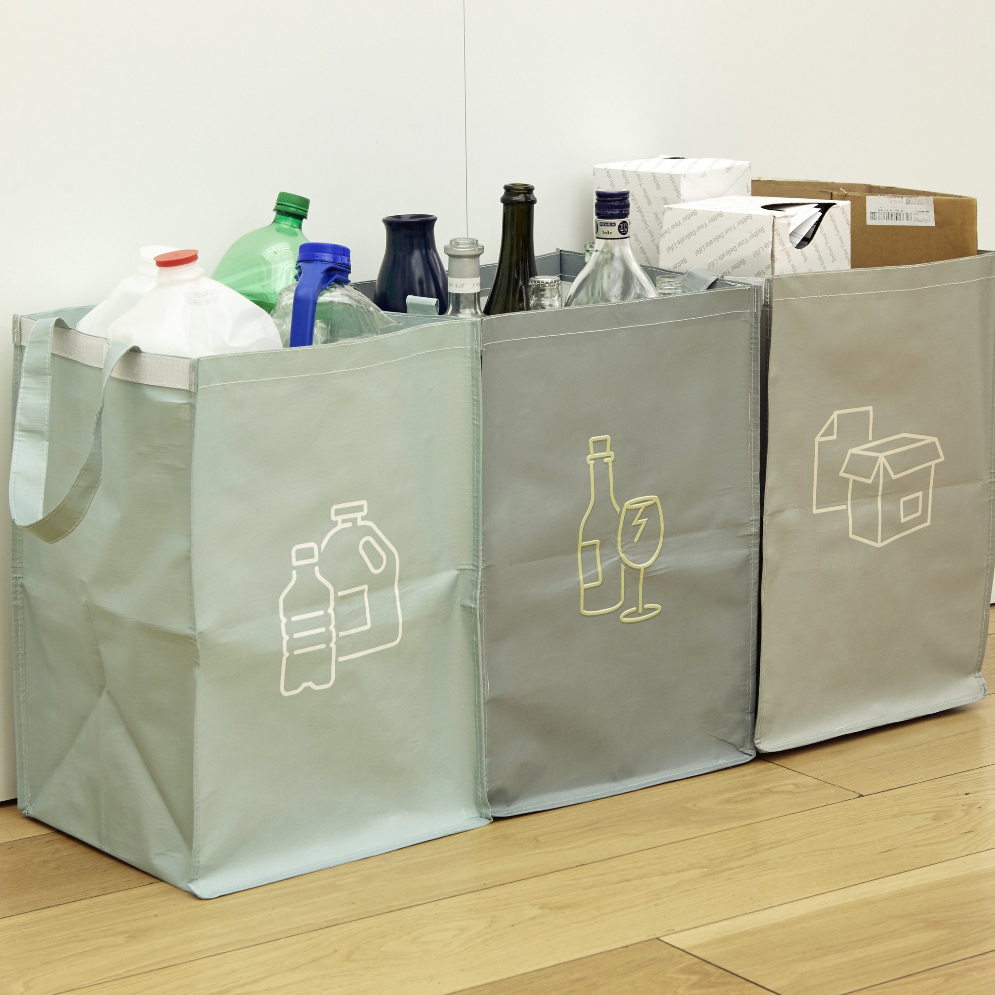 Recycling-Station Kikkerland im Einsatz — Glas, Plastik und Papier sortiert in drei Taschen