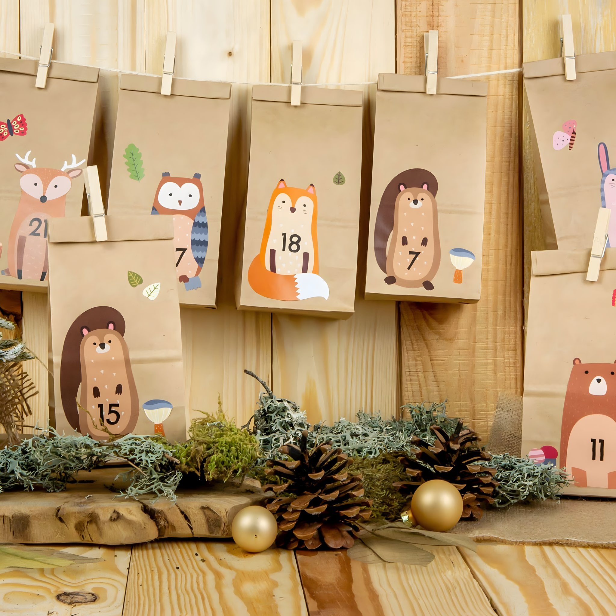 DIY Adventskalender Waldtiere mit Fuchs-, Igel- und Bär-Tüten an der Schnur und auf dem Holzbrett