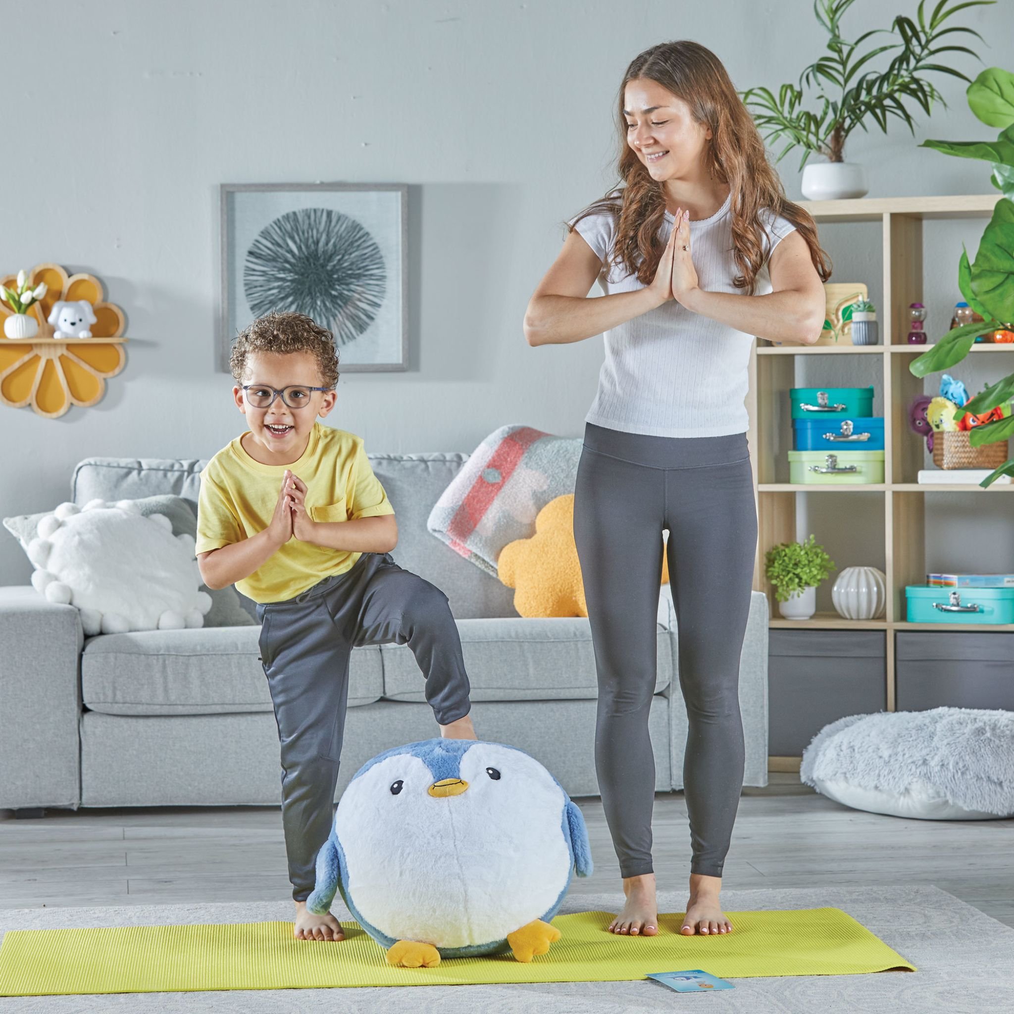 Yoga-Ball-Buddy Pinguin BubblePlush – Kind und Erwachsene machen Yoga
