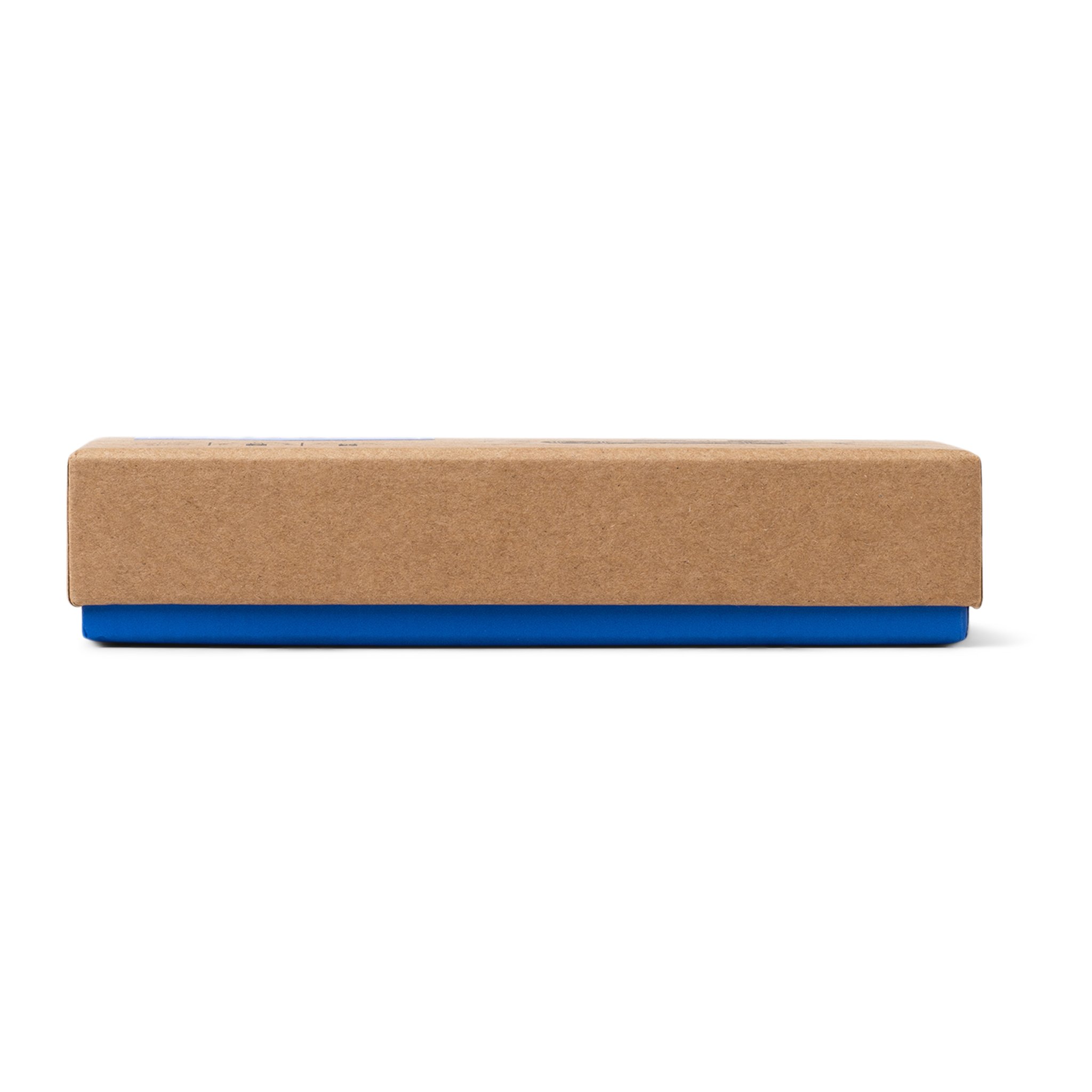 Vue latérale de la boîte plate du porte-clés Tech Capsule, couvercle en carton kraft sur fond bleu