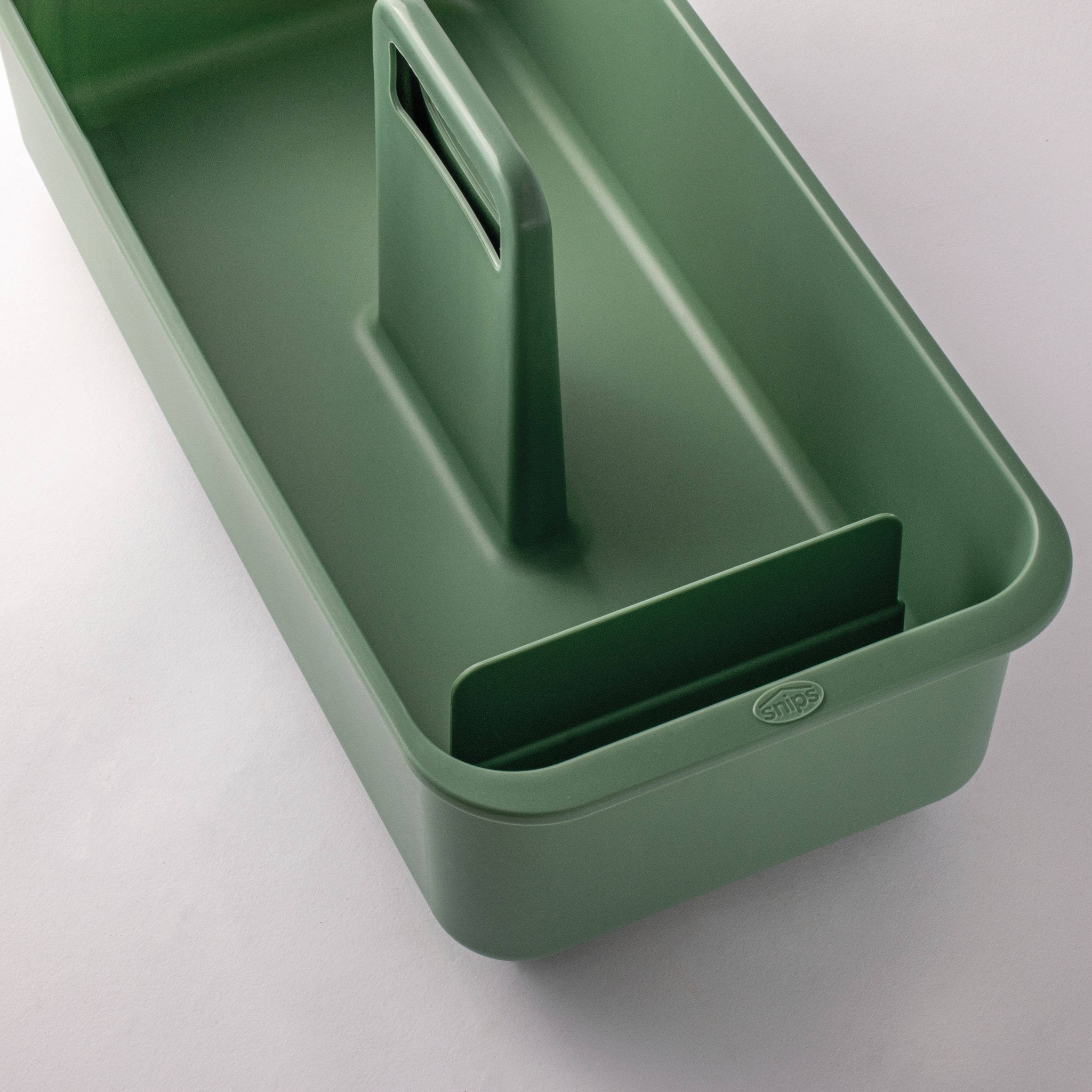 Detailansicht mit Trennwand und Griff des Unterschrank-Organizers