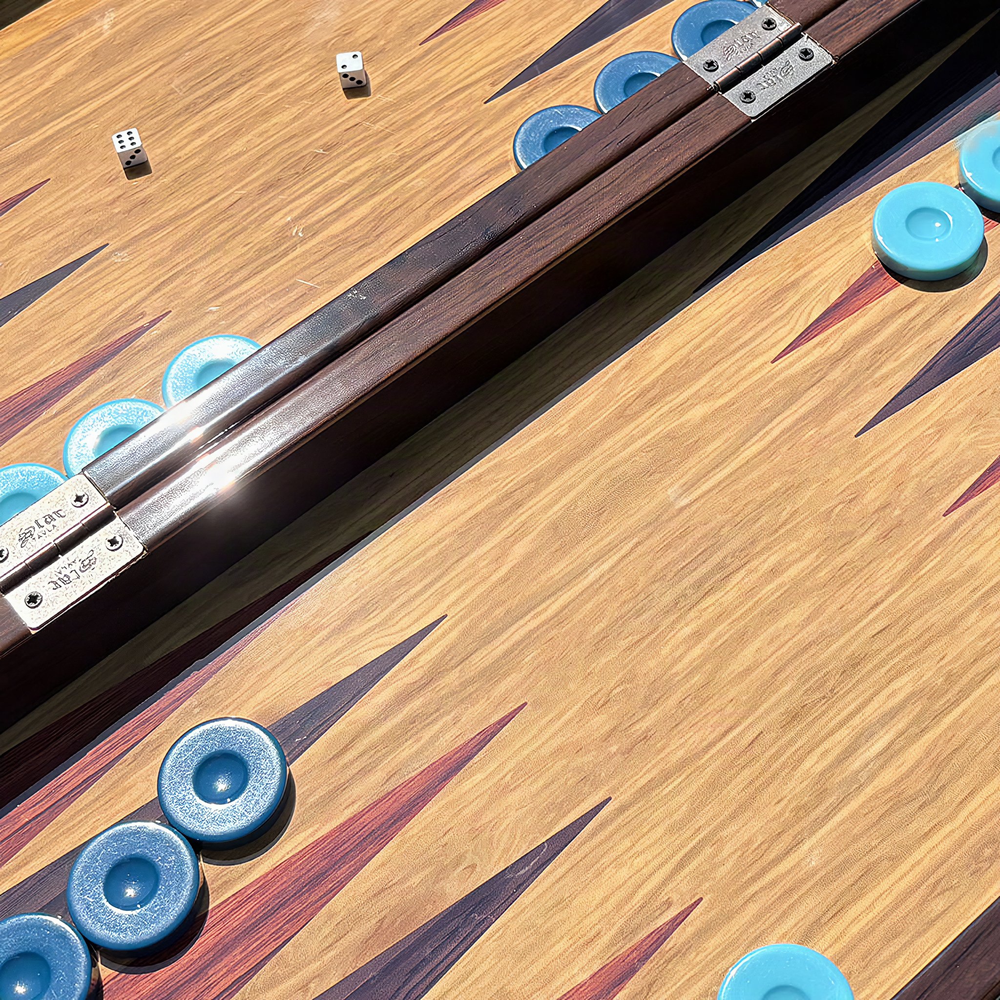Nahaufnahme des Backgammon-Spielfelds mit Scharnieren, Spielsteinen und Würfeln
