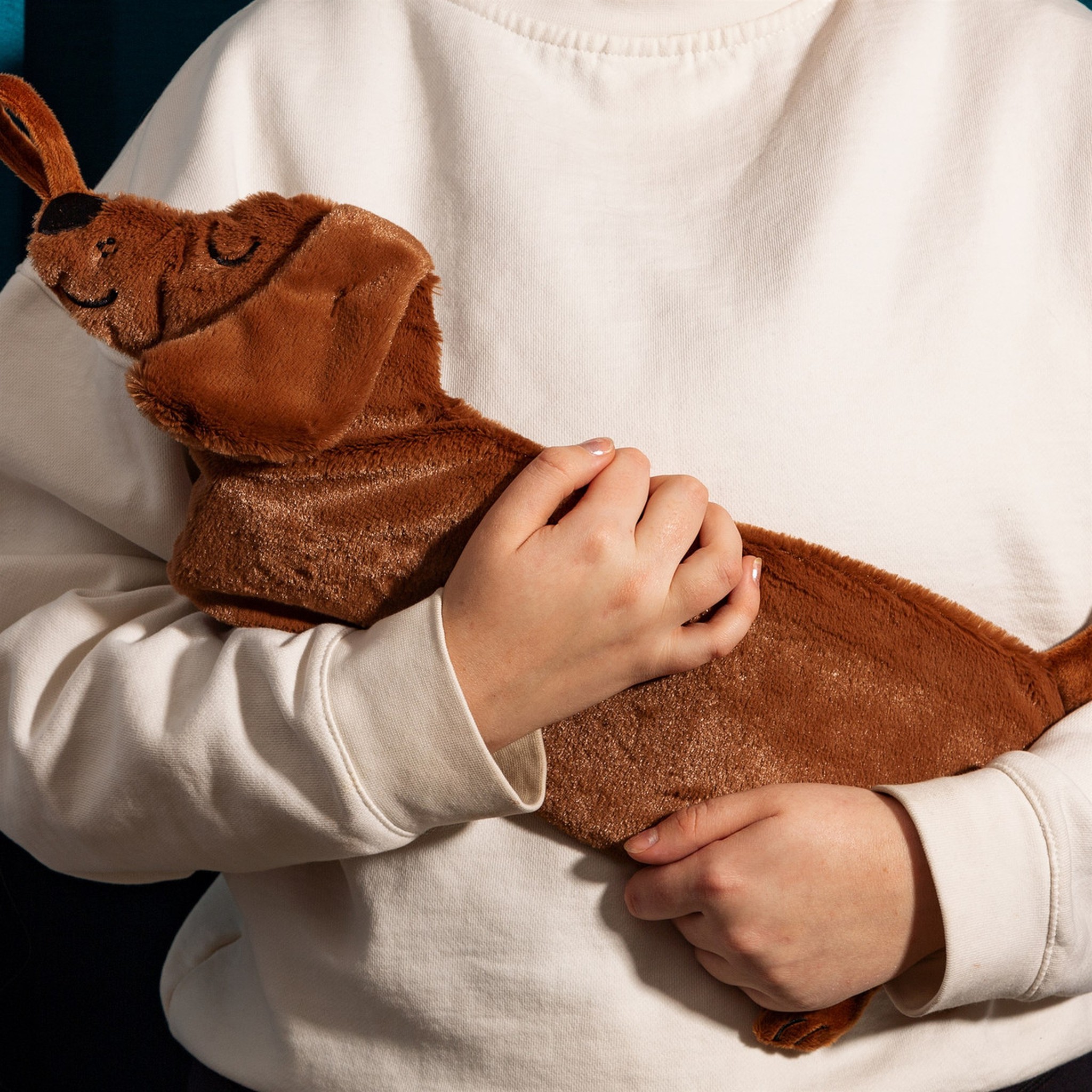 Bouillotte Teckel Sass & Belle tenue dans les bras