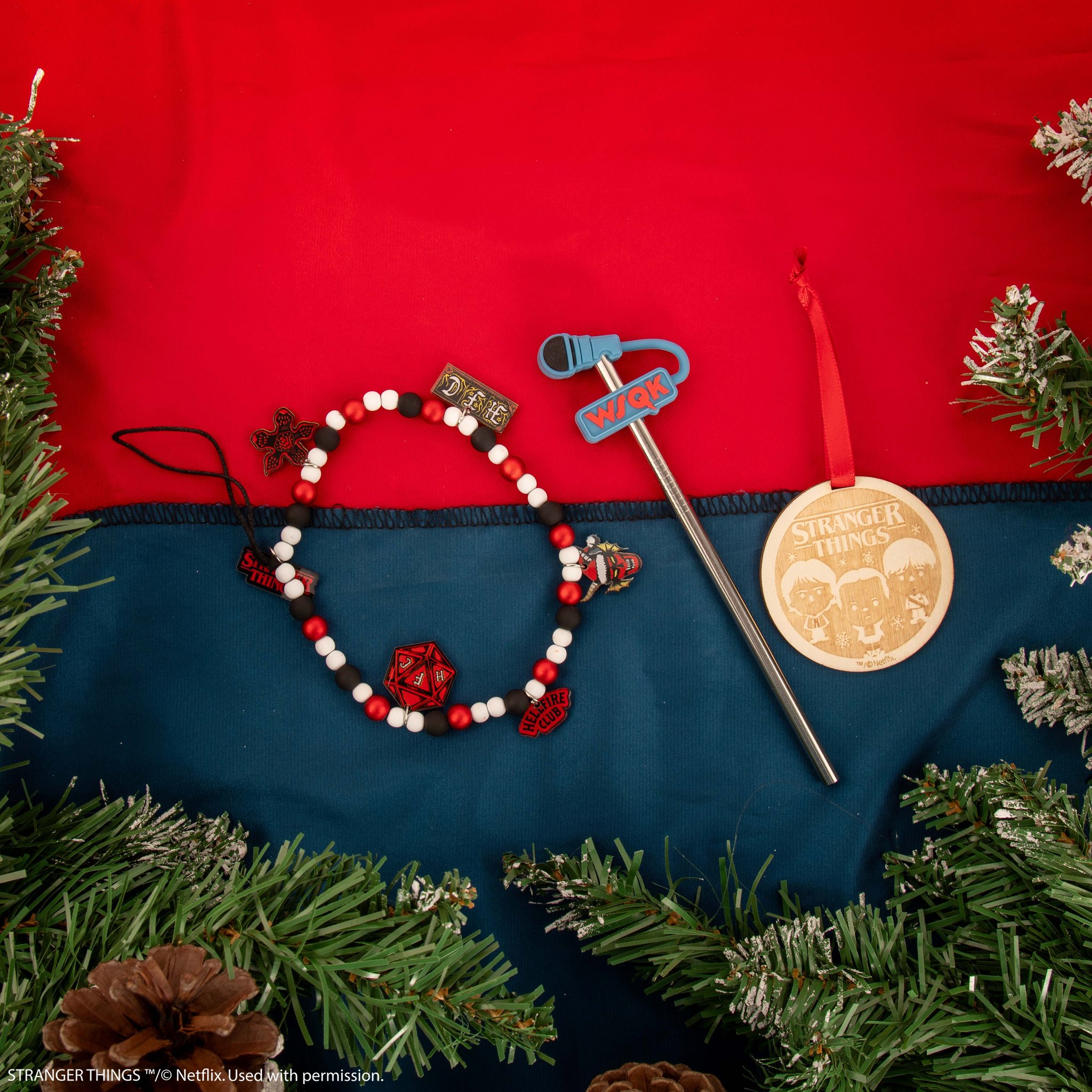 Armband und Holzanhänger aus dem Stranger Things Adventskalender