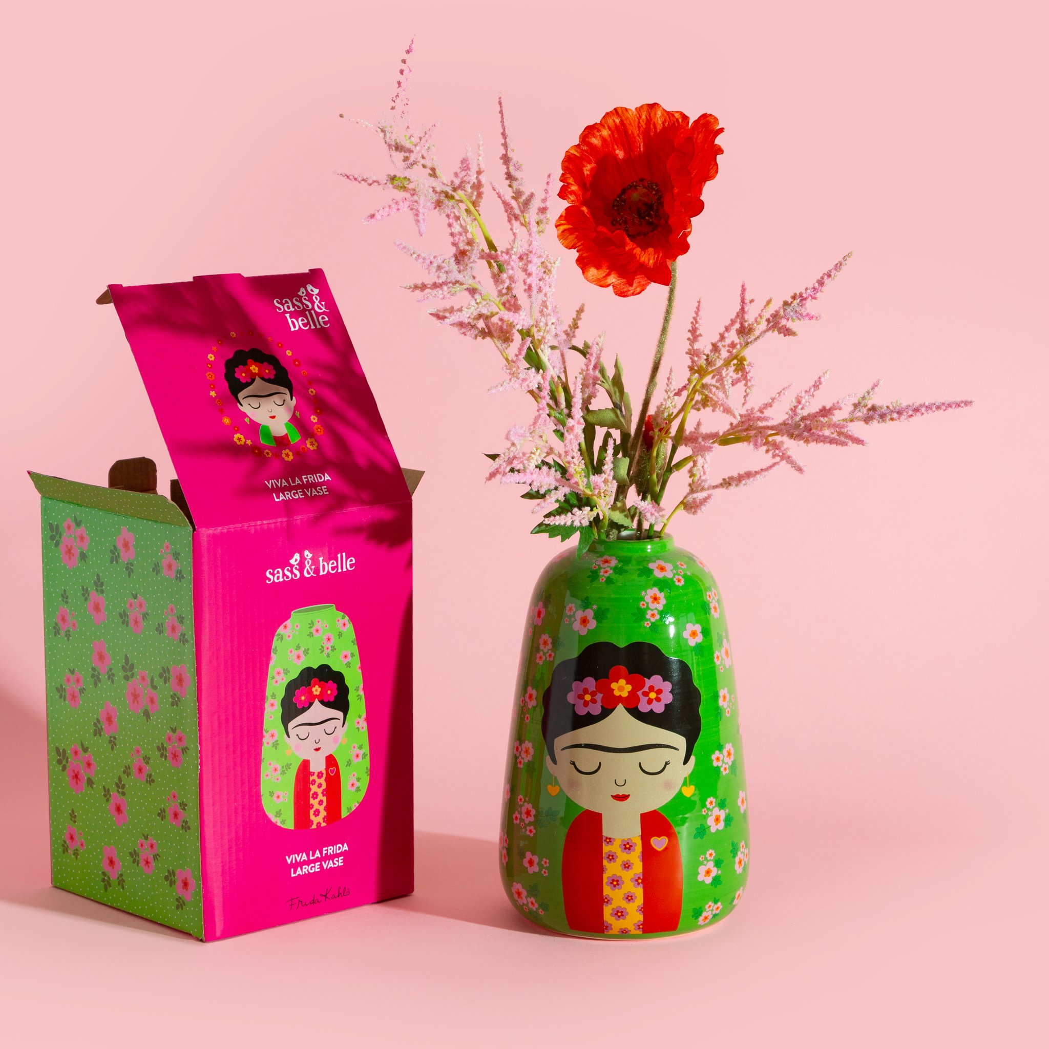 Grosse Frida Blumenvase mit Mohnblume neben der pinken Geschenkbox